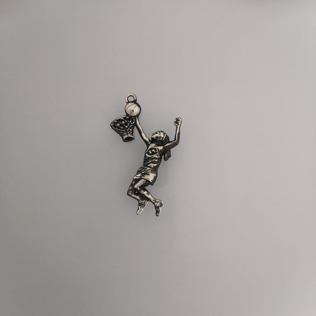 Баскетбол – Мъжки спортен медальон от сребро 925 с позлатено покритие – Ръчно изработено бижу талисман за баскетболисти и фенове – Идеален подарък за спортист, треньор или почитател – SSJ
