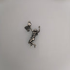 Баскетбол – Мъжки спортен медальон от сребро 925 с позлатено покритие – Ръчно изработено бижу талисман за баскетболисти и фенове – Идеален подарък за спортист, треньор или почитател – SSJ