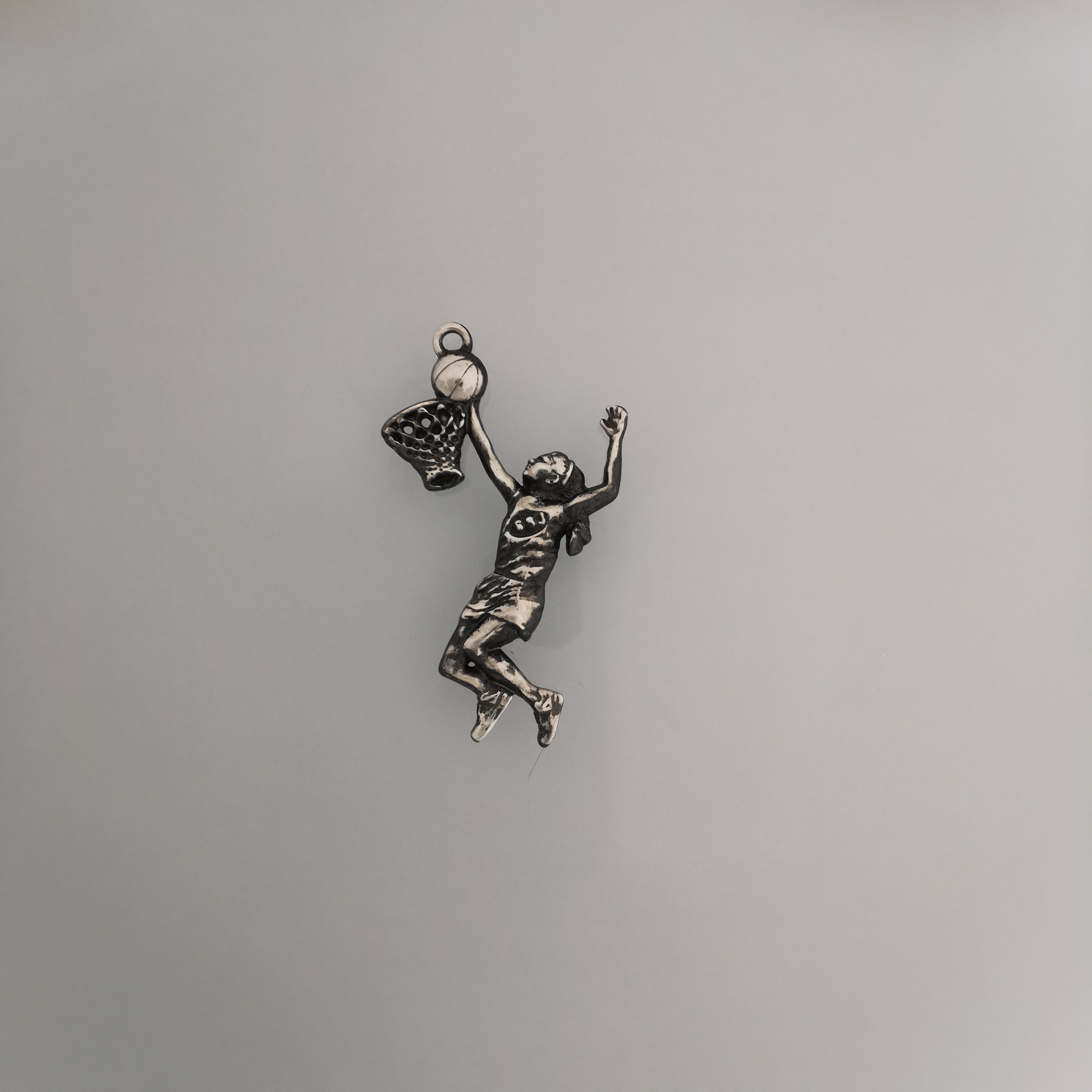 Баскетбол – Женски спортен медальон от сребро 925 с винтидж покритие – Ръчно изработено бижу талисман за баскетболистки и фенки на спорта – Идеален подарък за спортист, треньор или почитател – SSJ