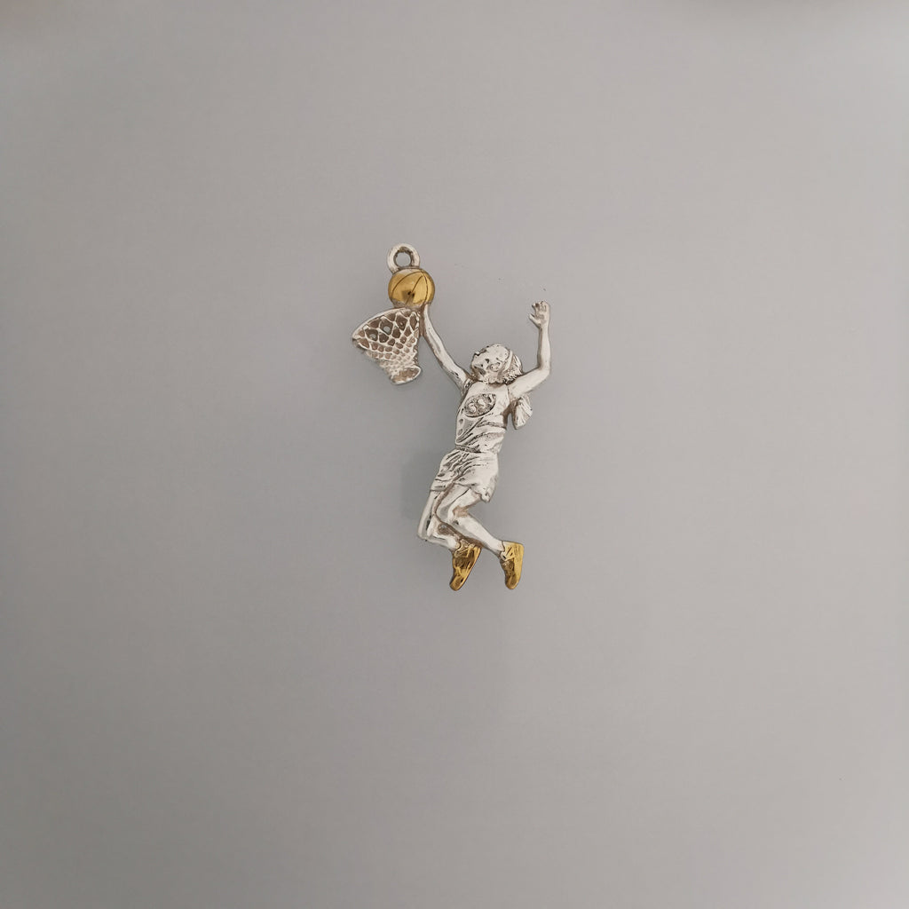 Баскетбол – Женски спортен медальон от сребро 925 с частично позлатено покритие – Ръчно изработено бижу талисман за баскетболистки и фенки на спорта – Идеален подарък за спортист, треньор или почитател – SSJ