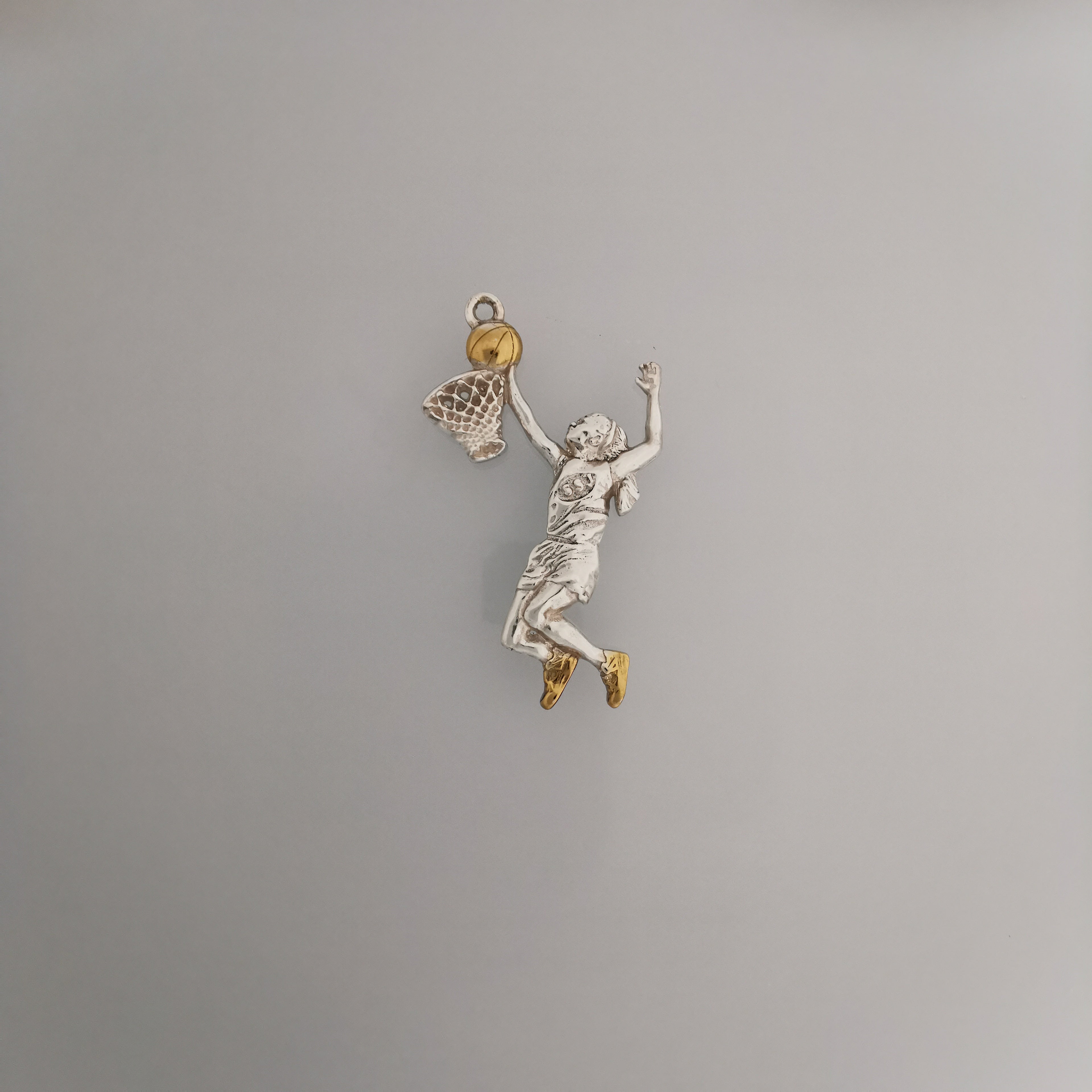 Баскетбол – Женски спортен медальон от сребро 925 с частично позлатено покритие – Ръчно изработено бижу талисман за баскетболистки и фенки на спорта – Идеален подарък за спортист, треньор или почитател – SSJ