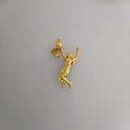 Баскетбол – Мъжки спортен медальон от сребро 925 с позлатено покритие – Ръчно изработено бижу талисман за баскетболисти и фенове – Идеален подарък за спортист, треньор или почитател – SSJ