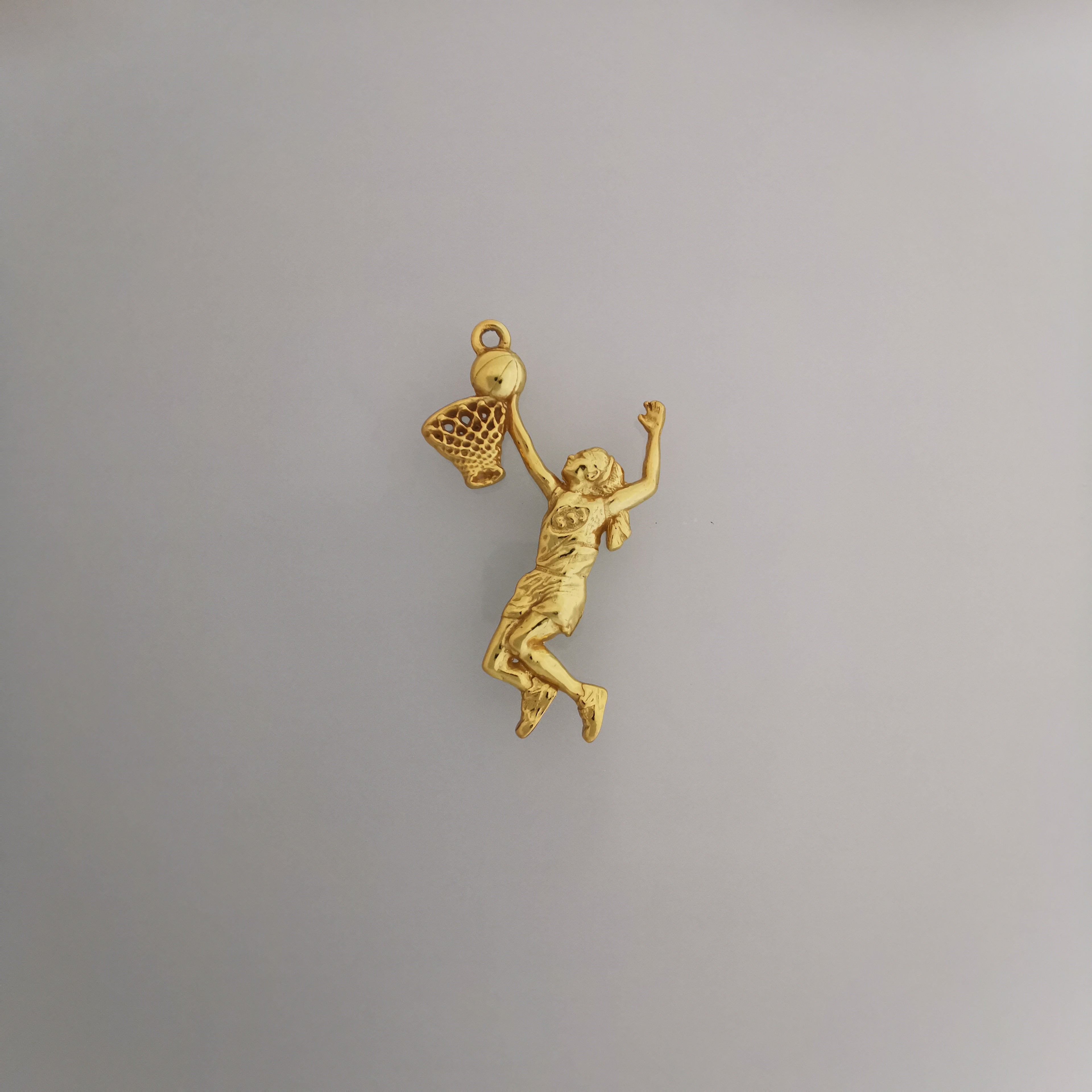 Баскетбол – Женски спортен медальон от сребро 925 с оксидирано покритие – Ръчно изработено бижу талисман за баскетболистки и фенки на спорта – Идеален подарък за спортист, треньор или почитател – SSJ