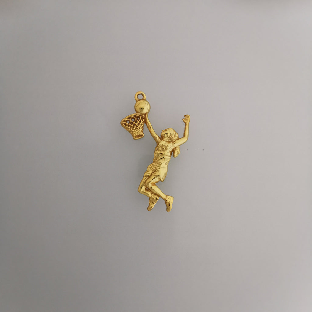 Баскетбол – Женски спортен медальон от сребро 925 с позлатено покритие – Ръчно изработено бижу талисман за баскетболистки и фенки на спорта – Идеален подарък за спортист, треньор или почитател – SSJ