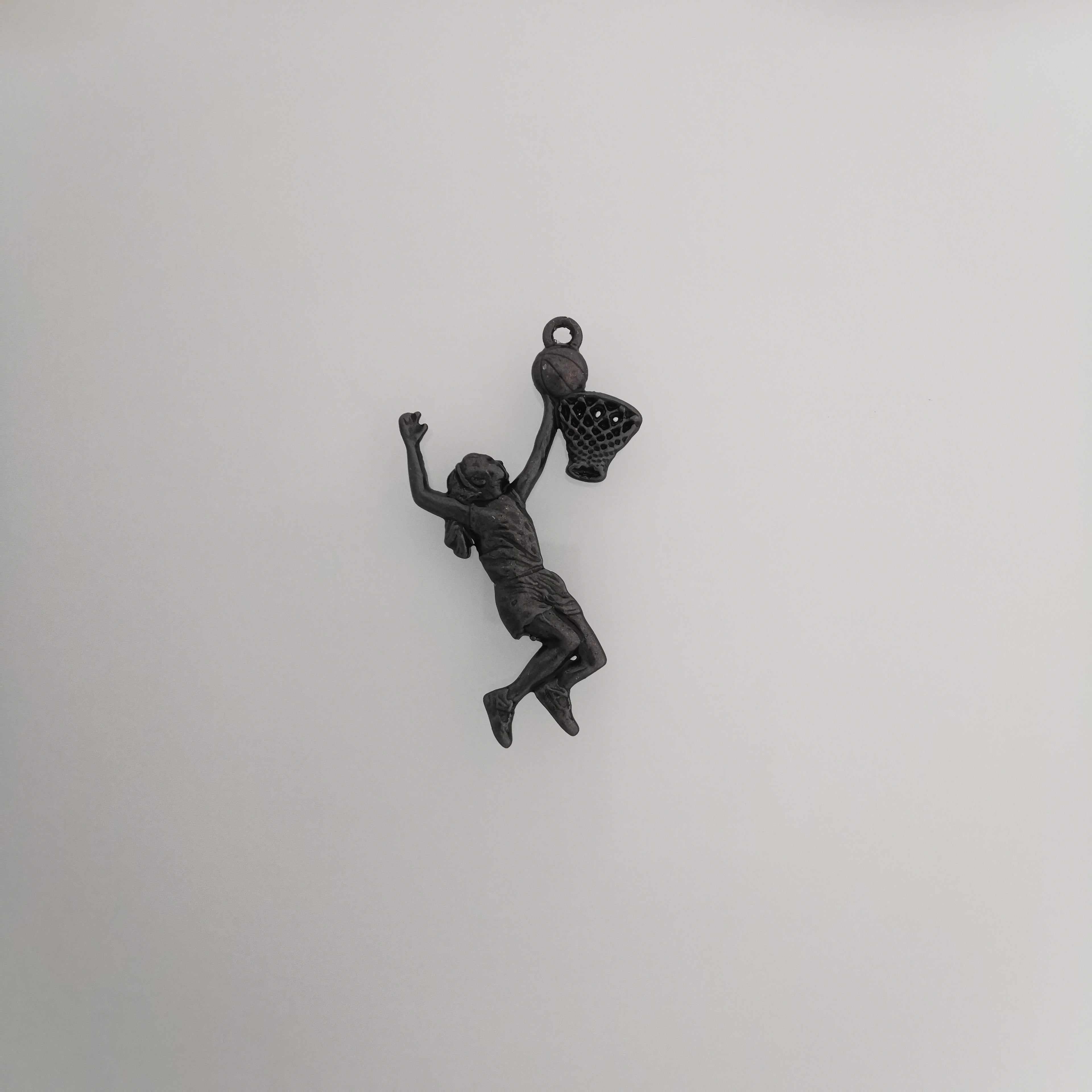 Баскетбол – Женски спортен медальон от сребро 925 с позлатено покритие – Ръчно изработено бижу талисман за баскетболистки и фенки на спорта – Идеален подарък за спортист, треньор или почитател – SSJ