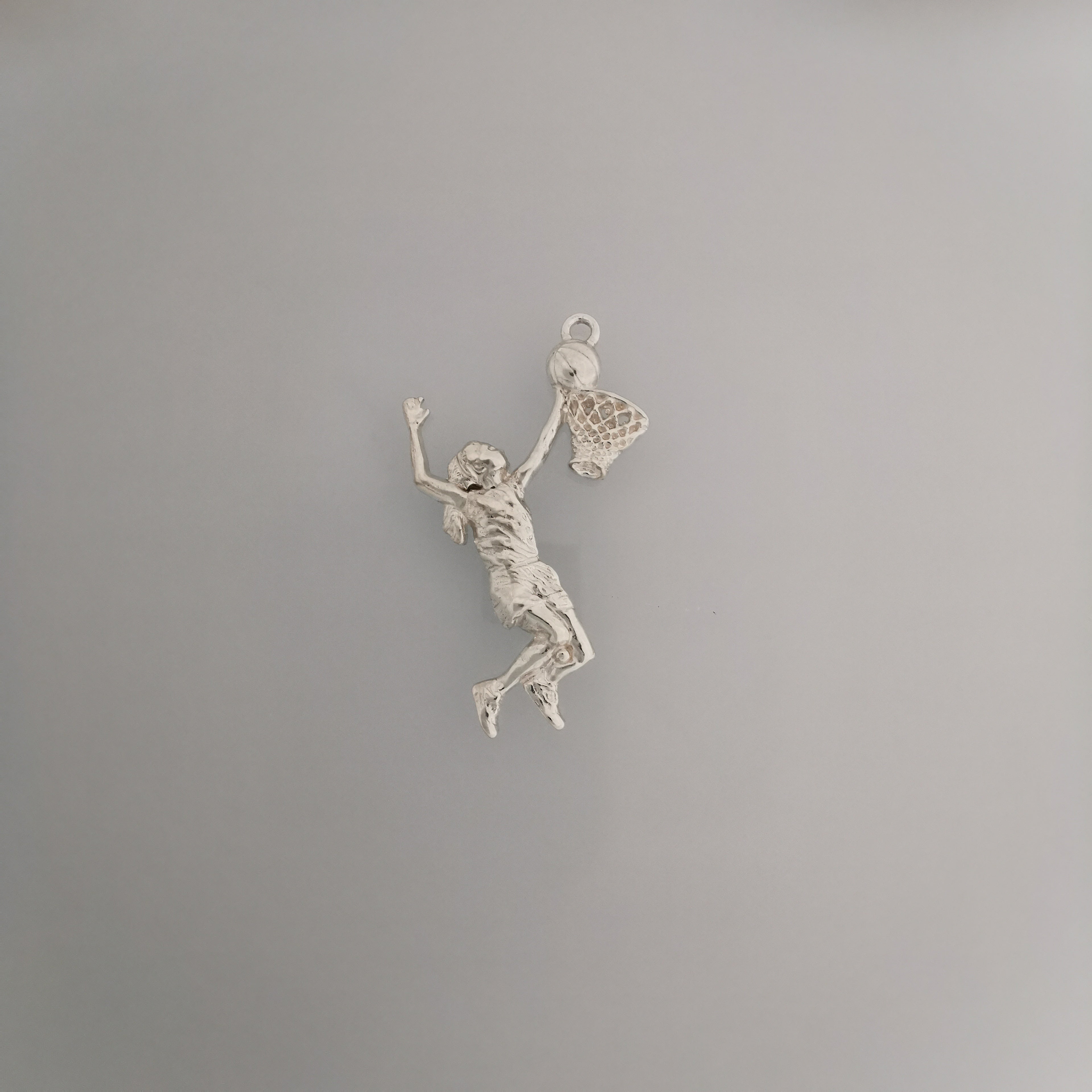 Баскетбол – Женски спортен медальон от сребро 925 с частично позлатено покритие – Ръчно изработено бижу талисман за баскетболистки и фенки на спорта – Идеален подарък за спортист, треньор или почитател – SSJ