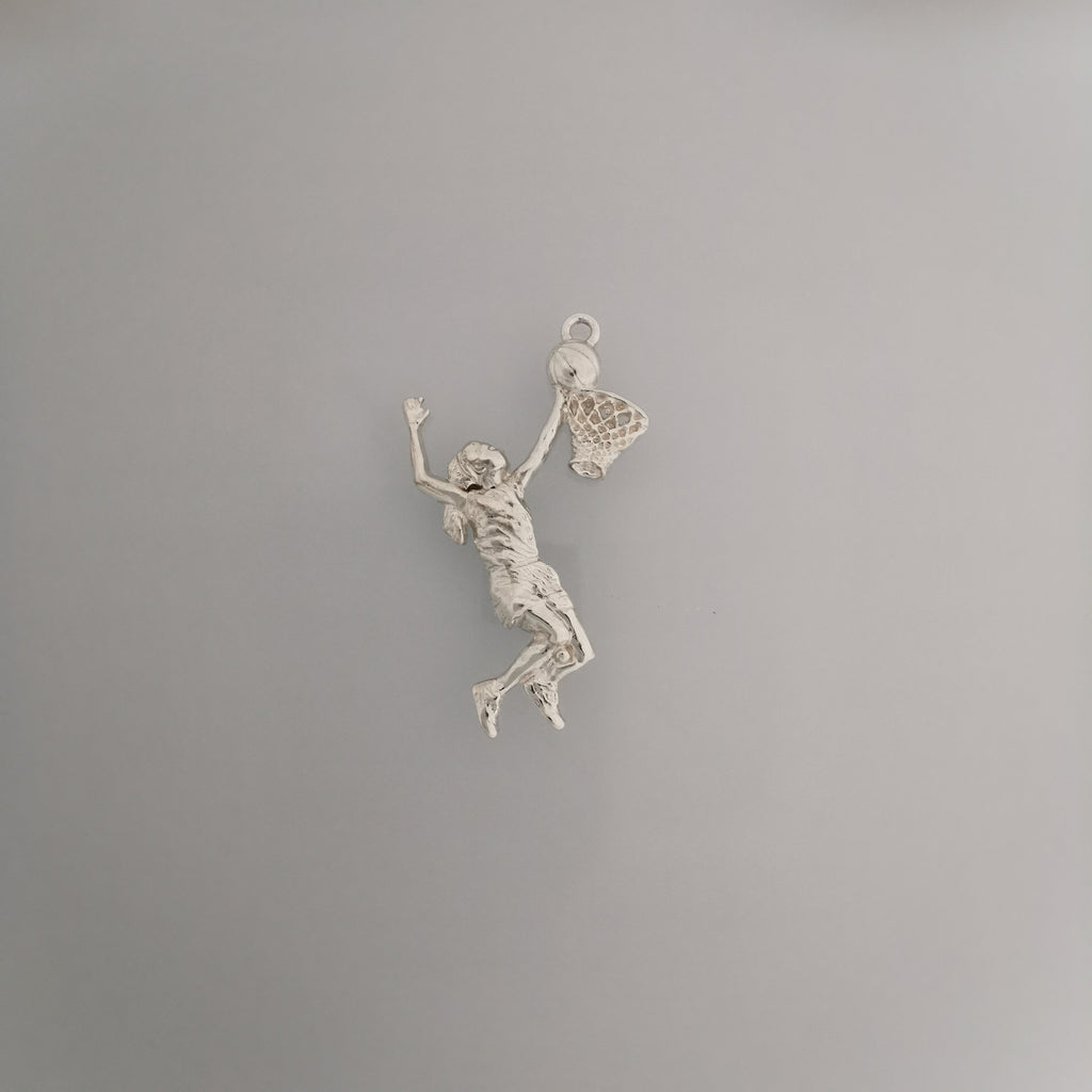 Баскетбол – Женски спортен медальон от сребро 925 с класическо полирано покритие – Ръчно изработено бижу талисман за баскетболистки и фенки на спорта – Идеален подарък за спортист, треньор или почитател – SSJ