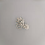 Колоездач – Велосипедист – Пистов състезател – Мъжки спортен медальон от сребро 925 – Ръчно изработено бижу за шосейно и пистово колоездене – SSJ