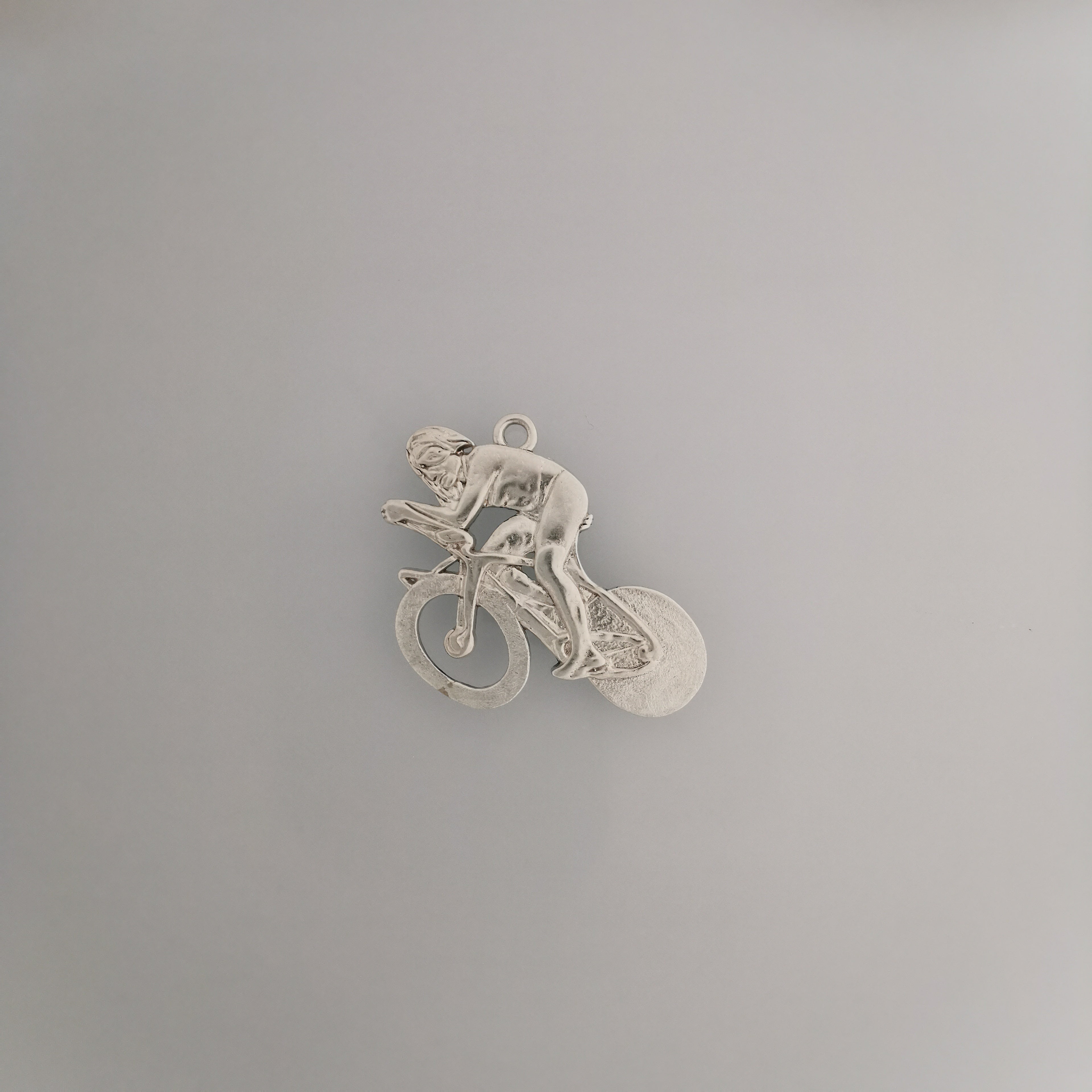 Колоездач – Велосипедист – Пистов състезател – Мъжки спортен медальон от сребро 925 с оксидирано покритие – Ръчно изработено бижу за шосейно и пистово колоездене – SSJ