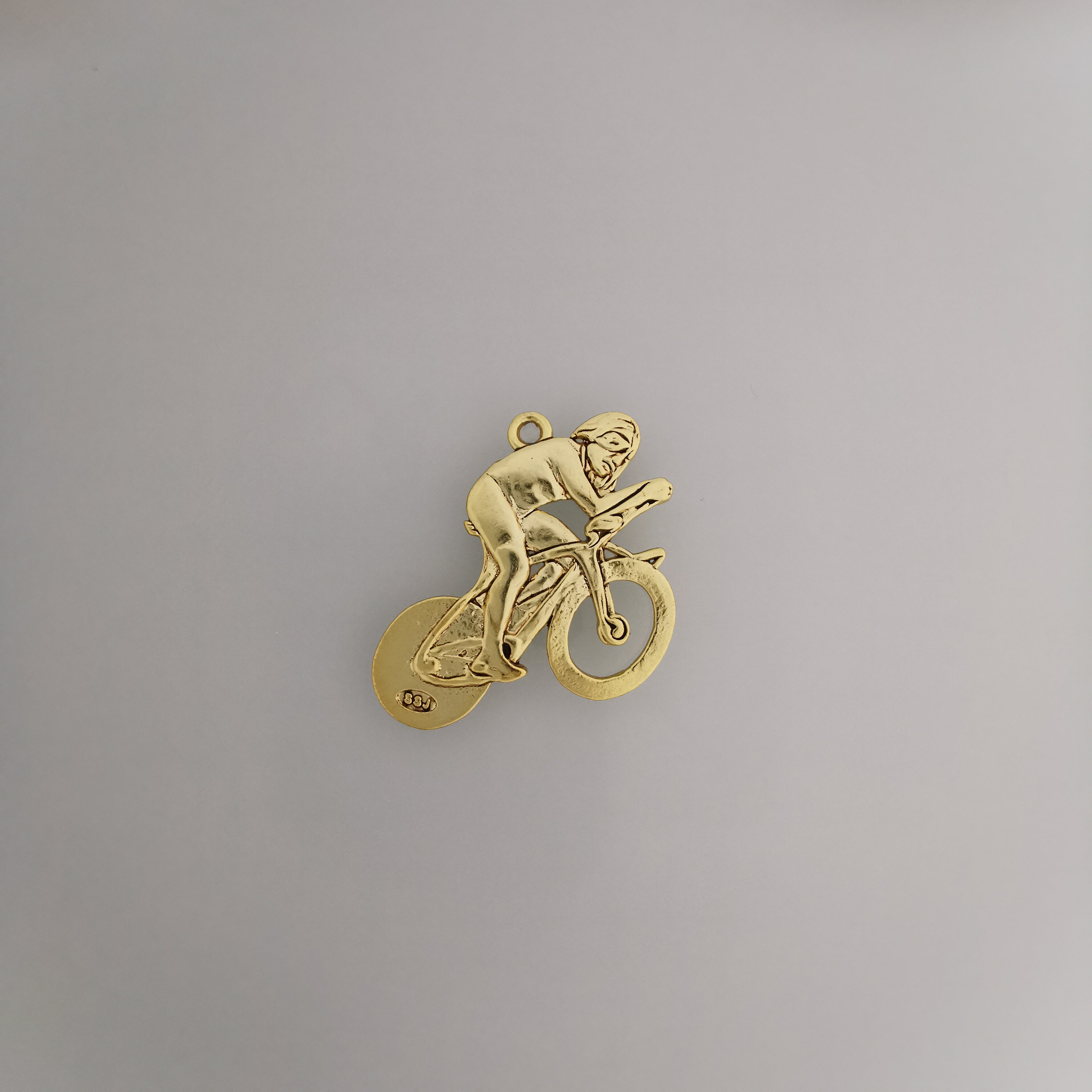 Колоездач – Велосипедист – Пистов състезател – Мъжки спортен медальон от сребро 925 с винтидж покритие – Ръчно изработено бижу за шосейно и пистово колоездене – SSJ