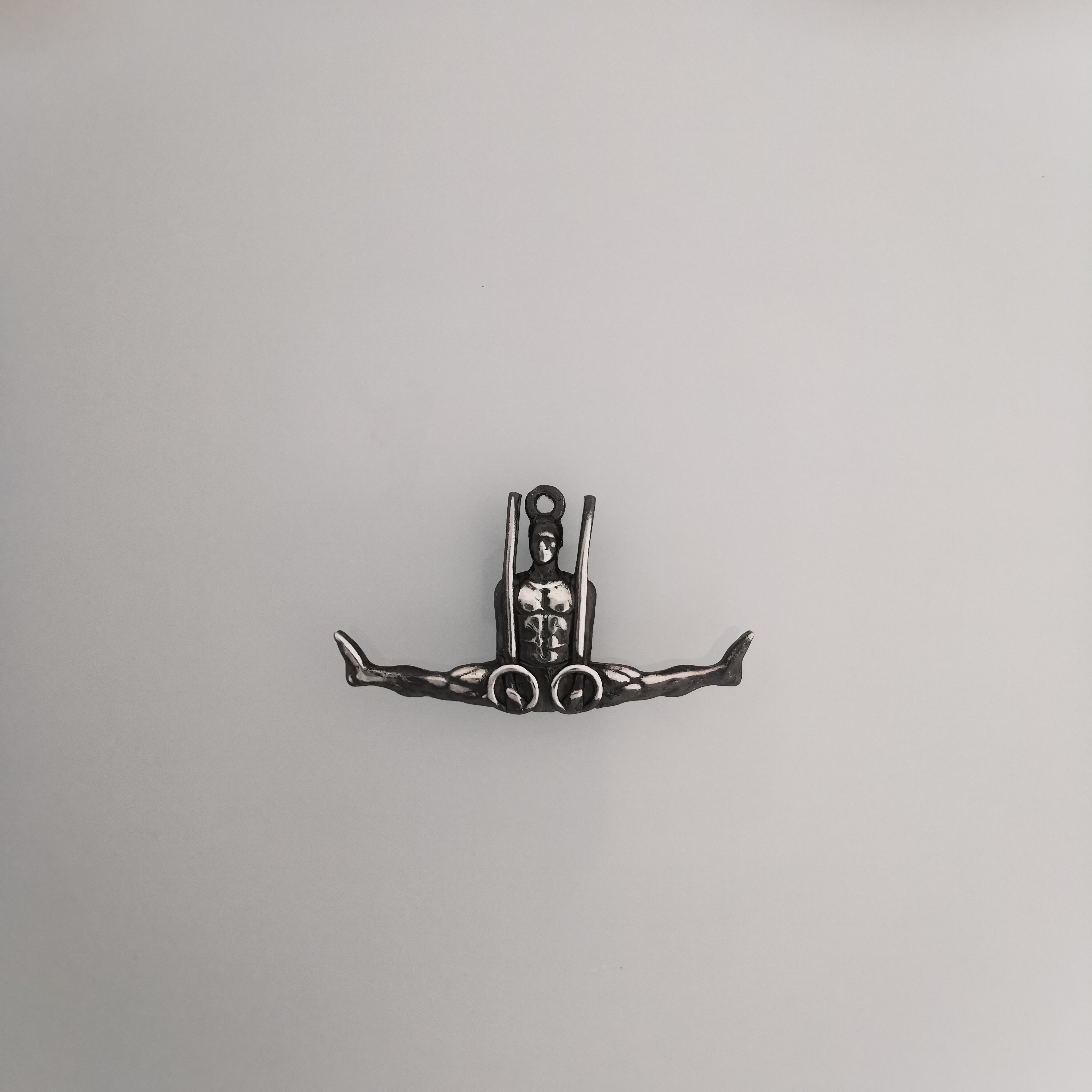 Гимнастик на халки – Мъжки спортен медальон от сребро 925 с класическо полирано покритие – Ръчно изработено бижу талисман за гимнастици и спортисти – Идеален подарък за спортист, треньор или фен – SSJ