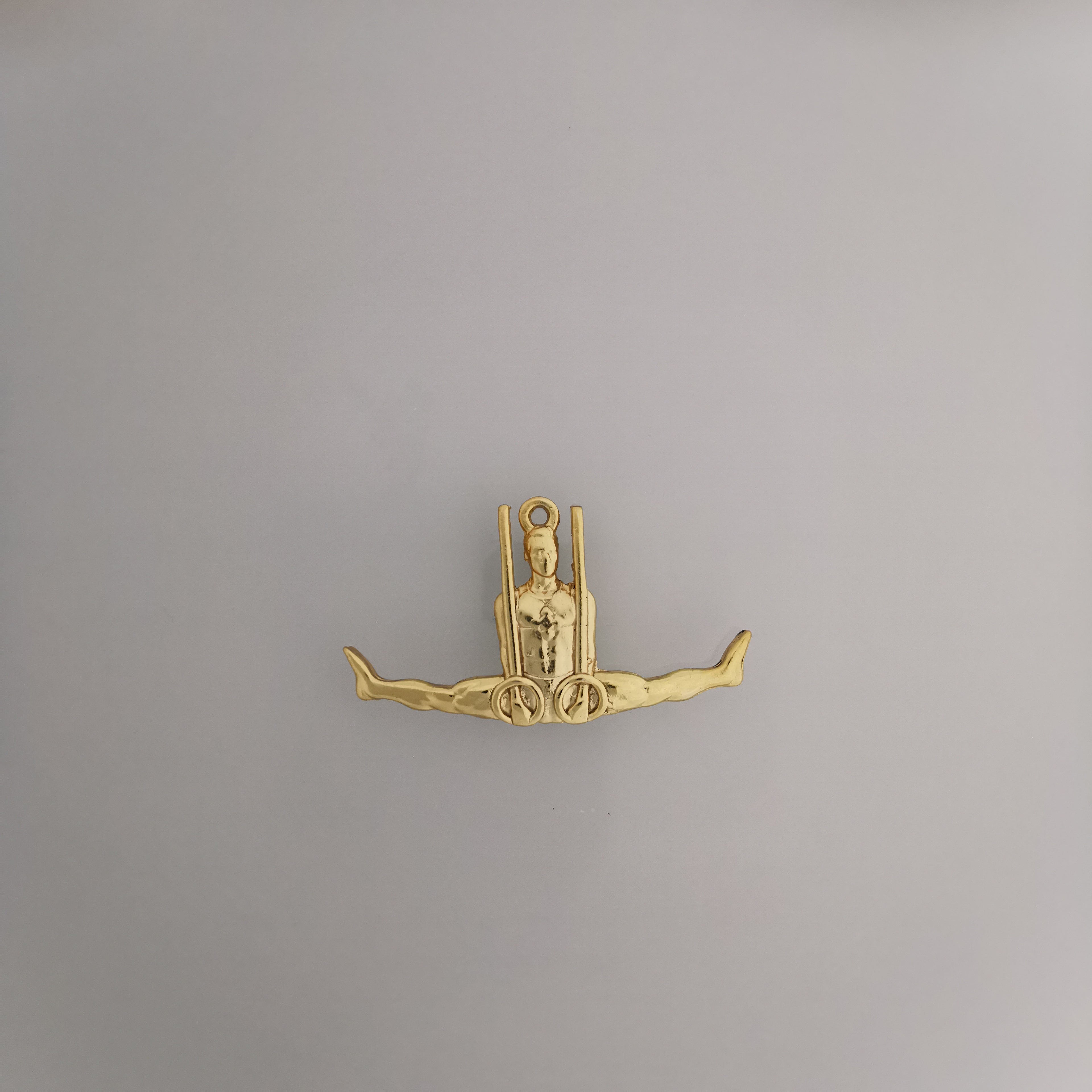 Гимнастик на халки – Мъжки спортен медальон от сребро 925 с оксидирано покритие – Ръчно изработено бижу талисман за гимнастици и спортисти – Идеален подарък за спортист, треньор или фен – SSJ