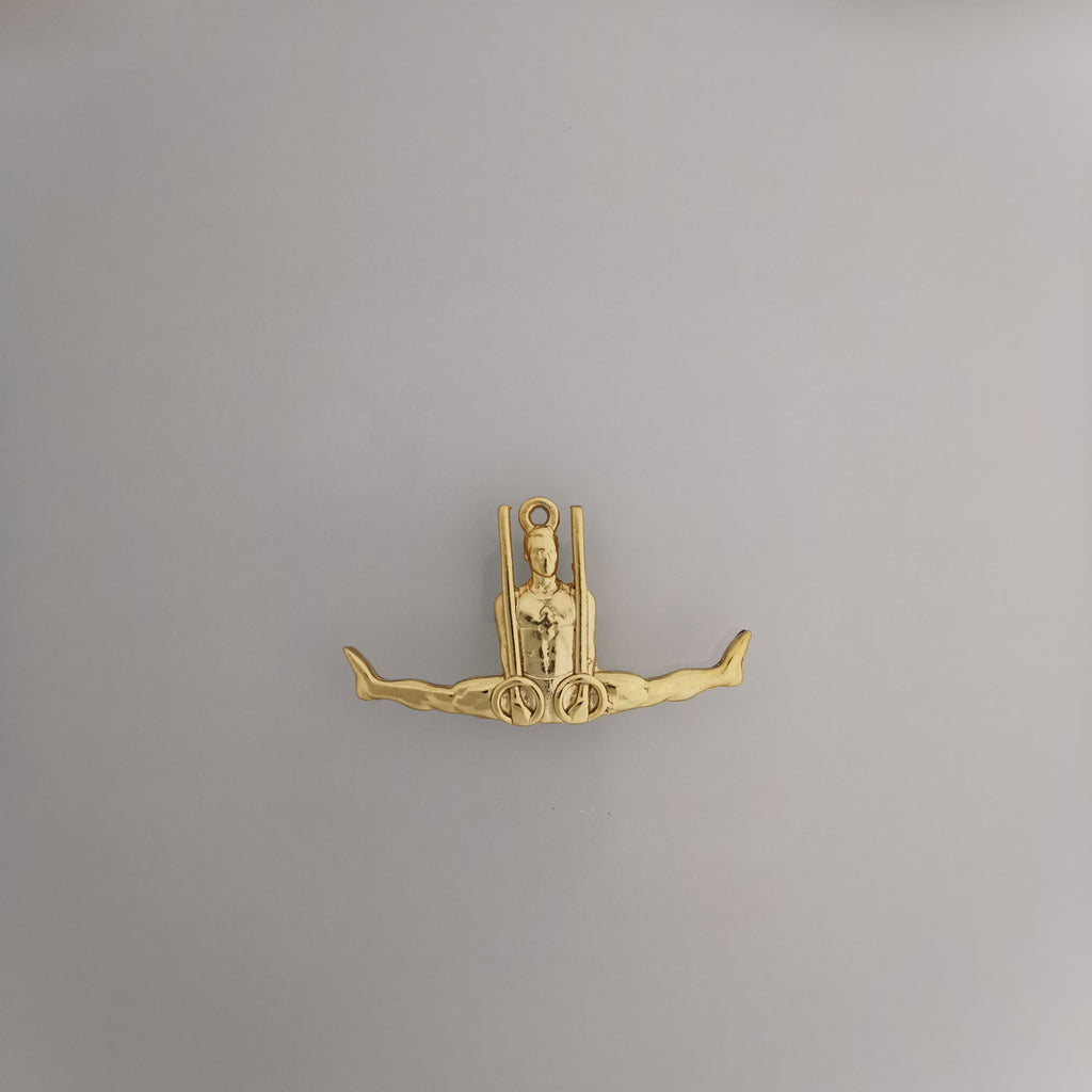 Гимнастик на халки – Мъжки спортен медальон от сребро 925 с позлатено покритие – Ръчно изработено бижу талисман за гимнастици и спортисти – Идеален подарък за спортист, треньор или фен – SSJ