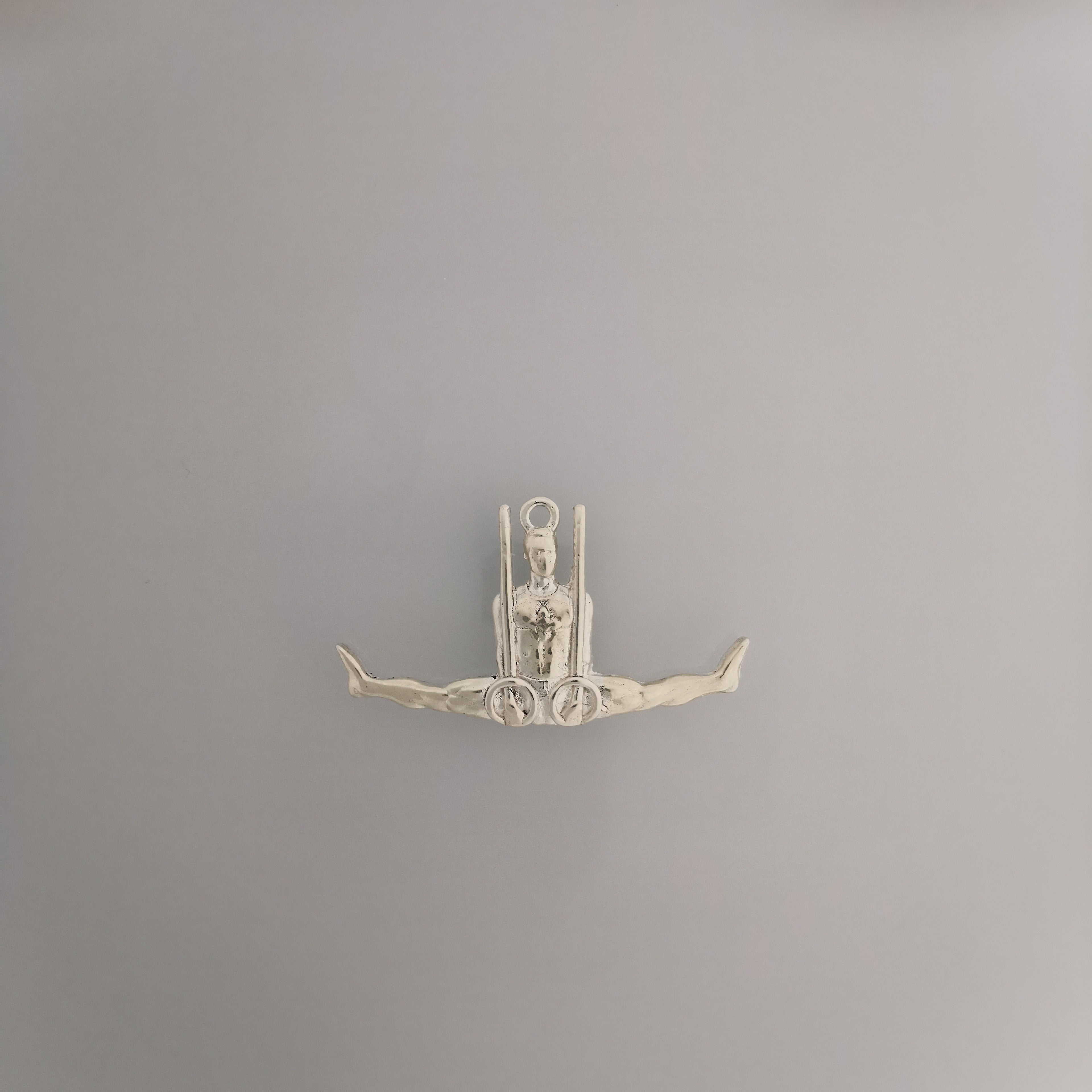 Гимнастик на халки – Мъжки спортен медальон от сребро 925 с оксидирано покритие – Ръчно изработено бижу талисман за гимнастици и спортисти – Идеален подарък за спортист, треньор или фен – SSJ