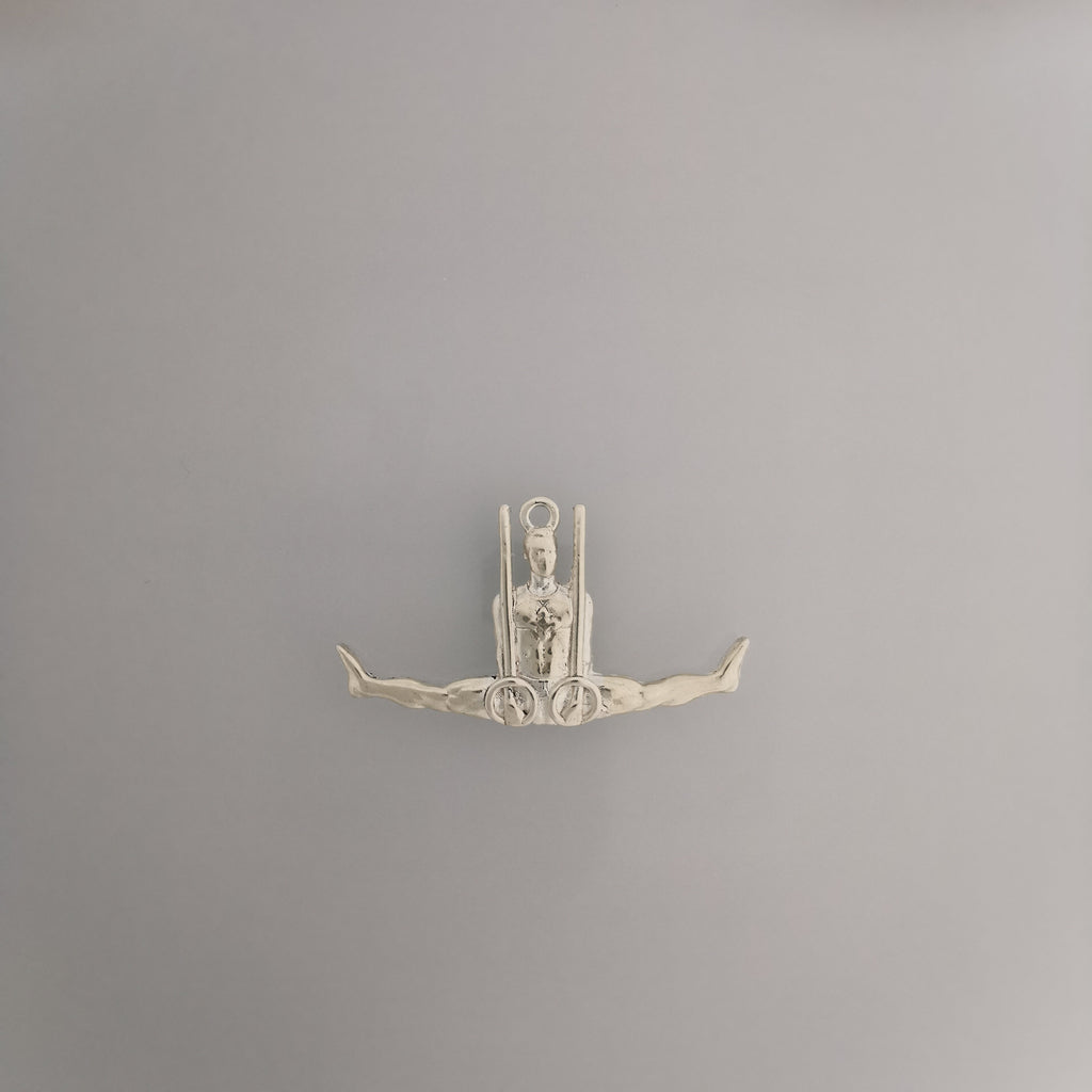 Гимнастик на халки – Мъжки спортен медальон от сребро 925 с класическо полирано покритие – Ръчно изработено бижу талисман за гимнастици и спортисти – Идеален подарък за спортист, треньор или фен – SSJ