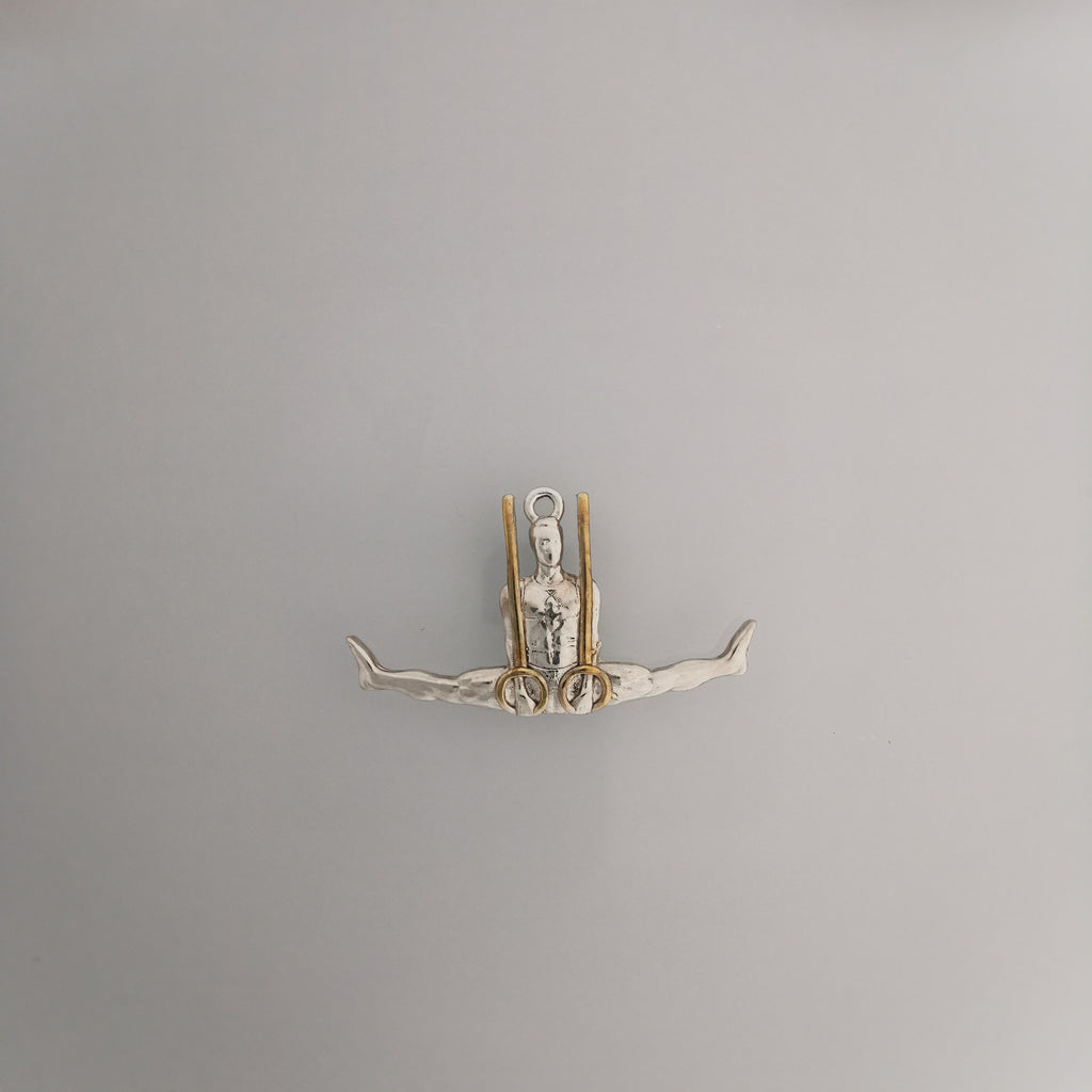 Гимнастик на халки – Мъжки спортен медальон от сребро 925 с частично позлатено покритие – Ръчно изработено бижу талисман за гимнастици и спортисти – Идеален подарък за спортист, треньор или фен – SSJ