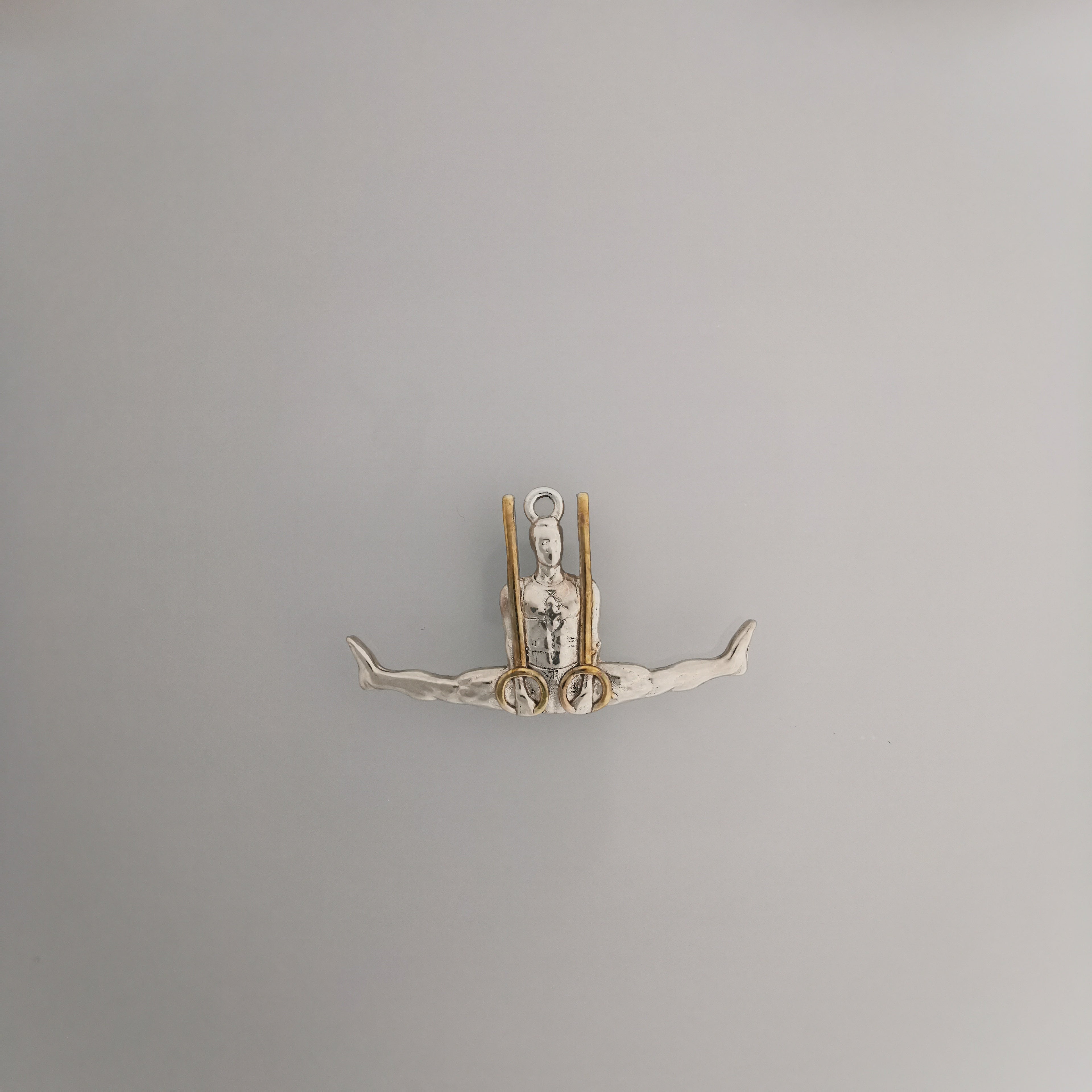 Гимнастик на халки – Мъжки спортен медальон от сребро 925 с позлатено покритие – Ръчно изработено бижу талисман за гимнастици и спортисти – Идеален подарък за спортист, треньор или фен – SSJ