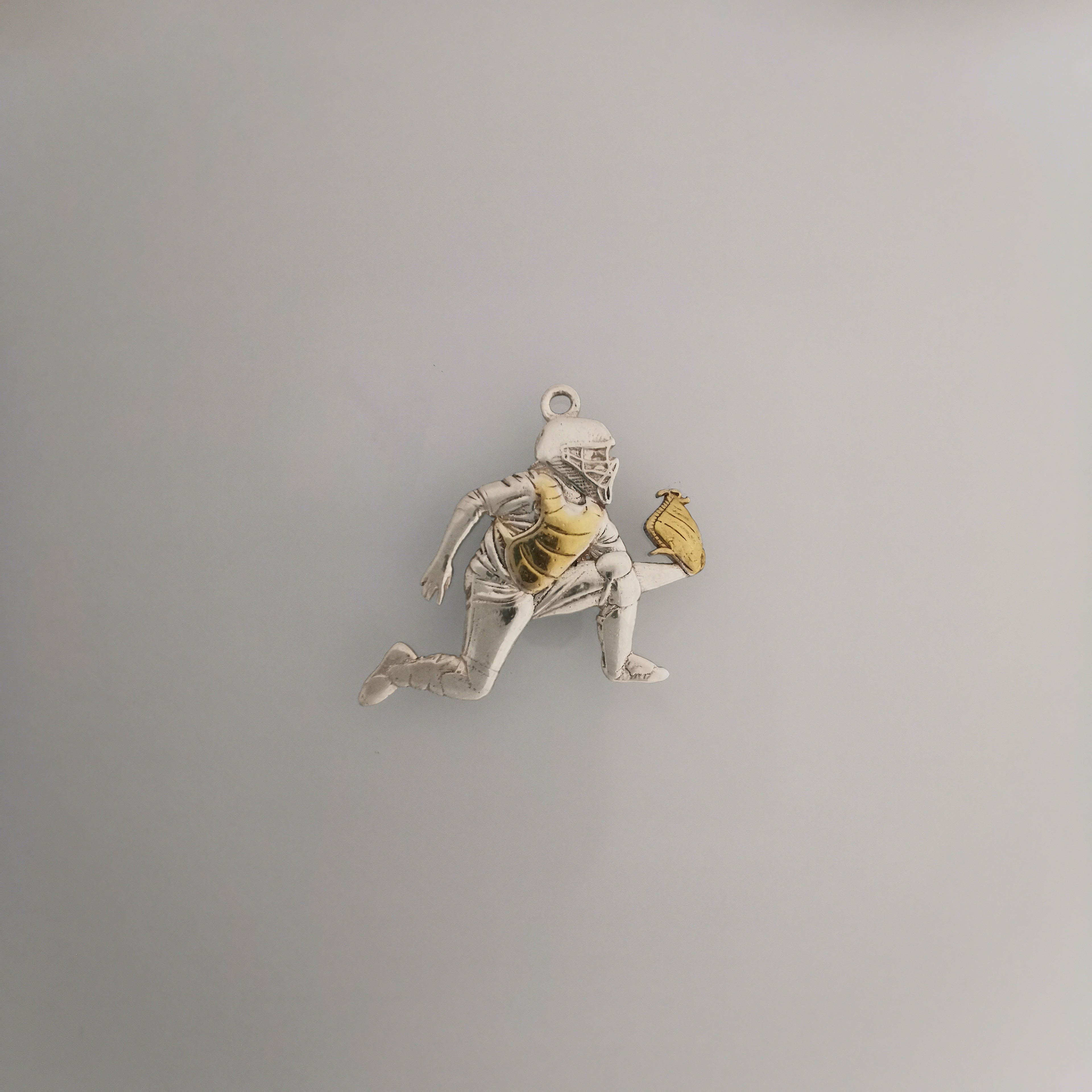 Бейзбол – Мъжки спортен медальон за бейзболист от сребро 925 с позлатено покритие – Ръчно изработено бижу талисман – Идеален подарък за спортисти, треньори и фенове – SSJ