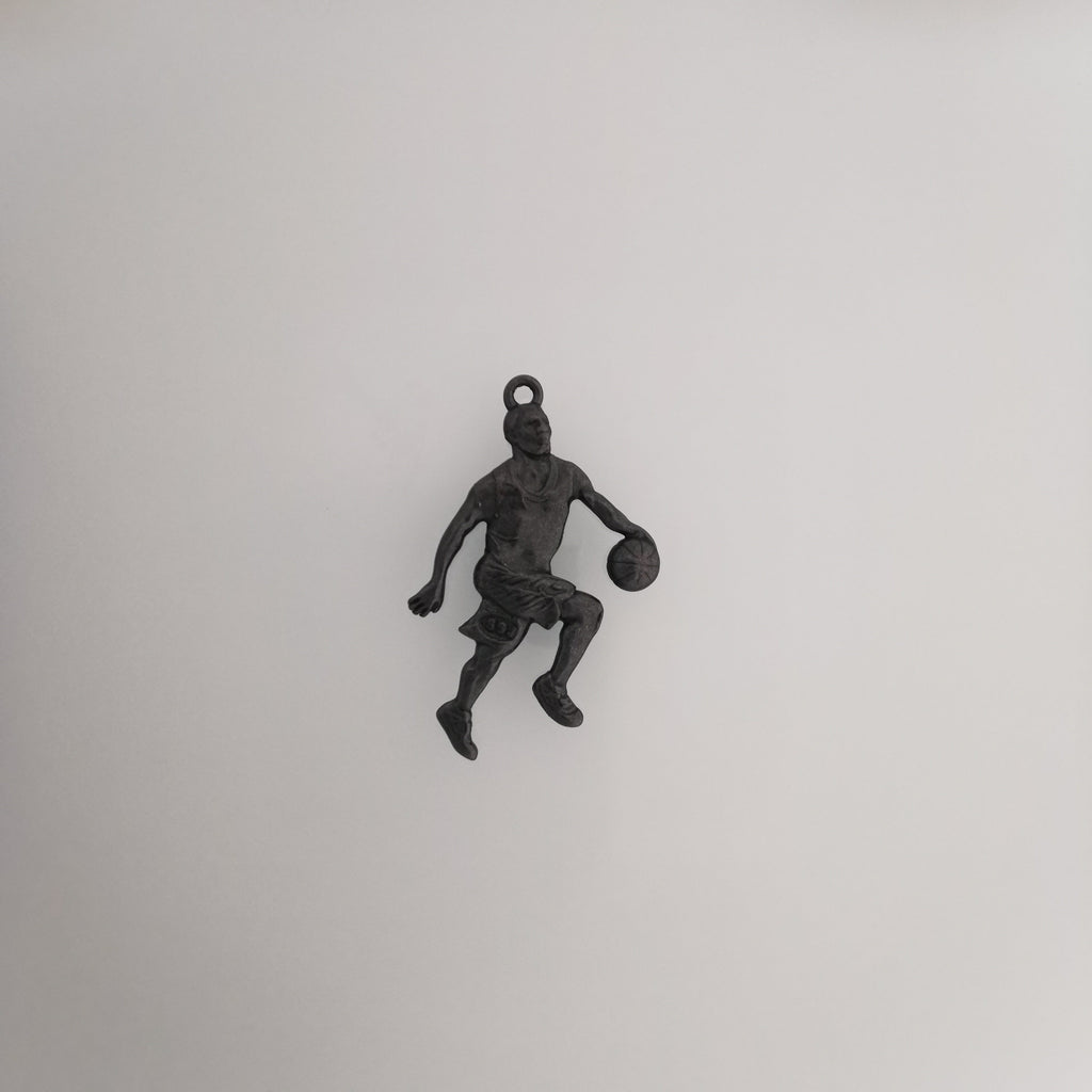 Баскетбол – Мъжки спортен медальон от сребро 925 с оксидирано покритие – Ръчно изработено бижу талисман за баскетболисти и фенове – Идеален подарък за спортист, треньор или почитател – SSJ