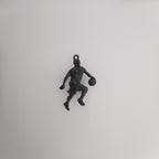 Баскетбол – Мъжки спортен медальон от сребро 925 с оксидирано покритие – Ръчно изработено бижу талисман за баскетболисти и фенове – Идеален подарък за спортист, треньор или почитател – SSJ