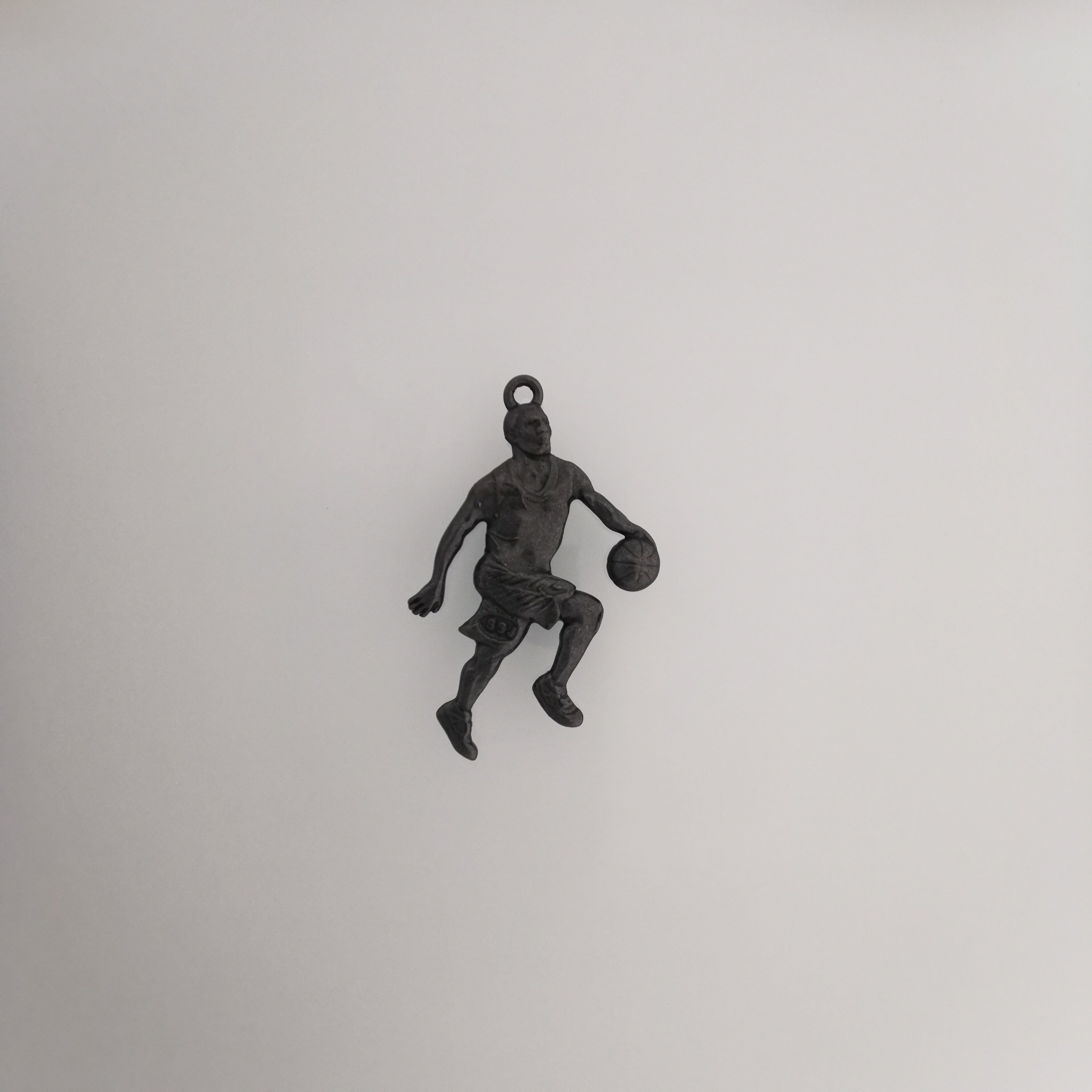 Баскетбол – Мъжки спортен медальон от сребро 925 с оксидирано покритие – Ръчно изработено бижу талисман за баскетболисти и фенове – Идеален подарък за спортист, треньор или почитател – SSJ