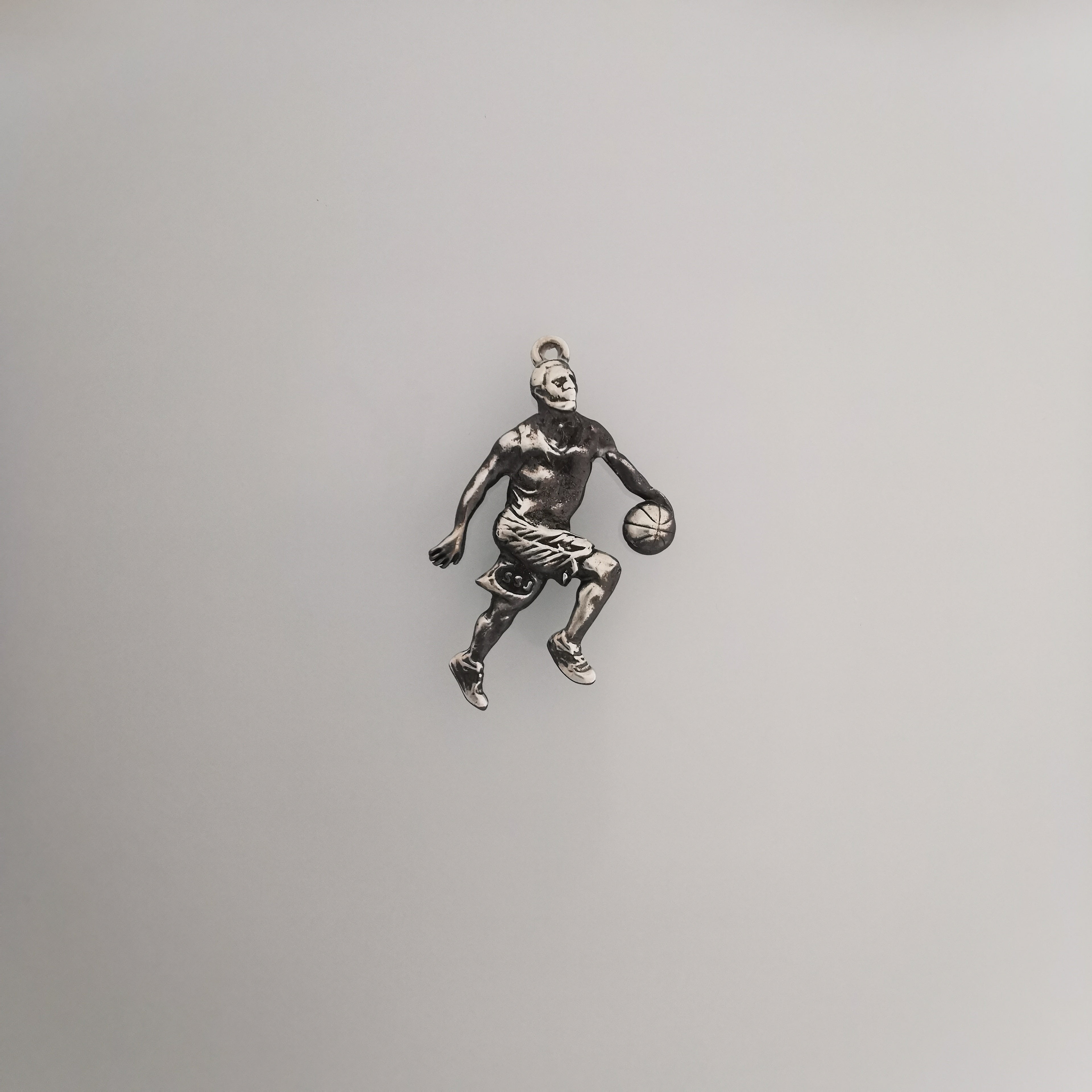 Баскетбол – Мъжки спортен медальон от сребро 925 с класическо полирано покритие – Ръчно изработено бижу талисман за баскетболисти и фенове – Идеален подарък за спортист, треньор или почитател – SSJ