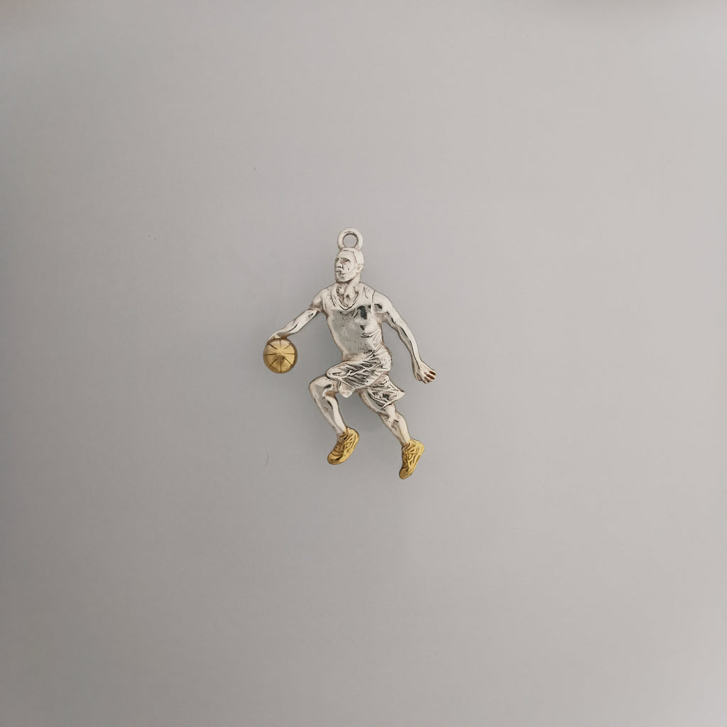 Баскетбол – Мъжки спортен медальон от сребро 925 с частично позлатено покритие – Ръчно изработено бижу талисман за баскетболисти и фенове – Идеален подарък за спортист, треньор или почитател – SSJ