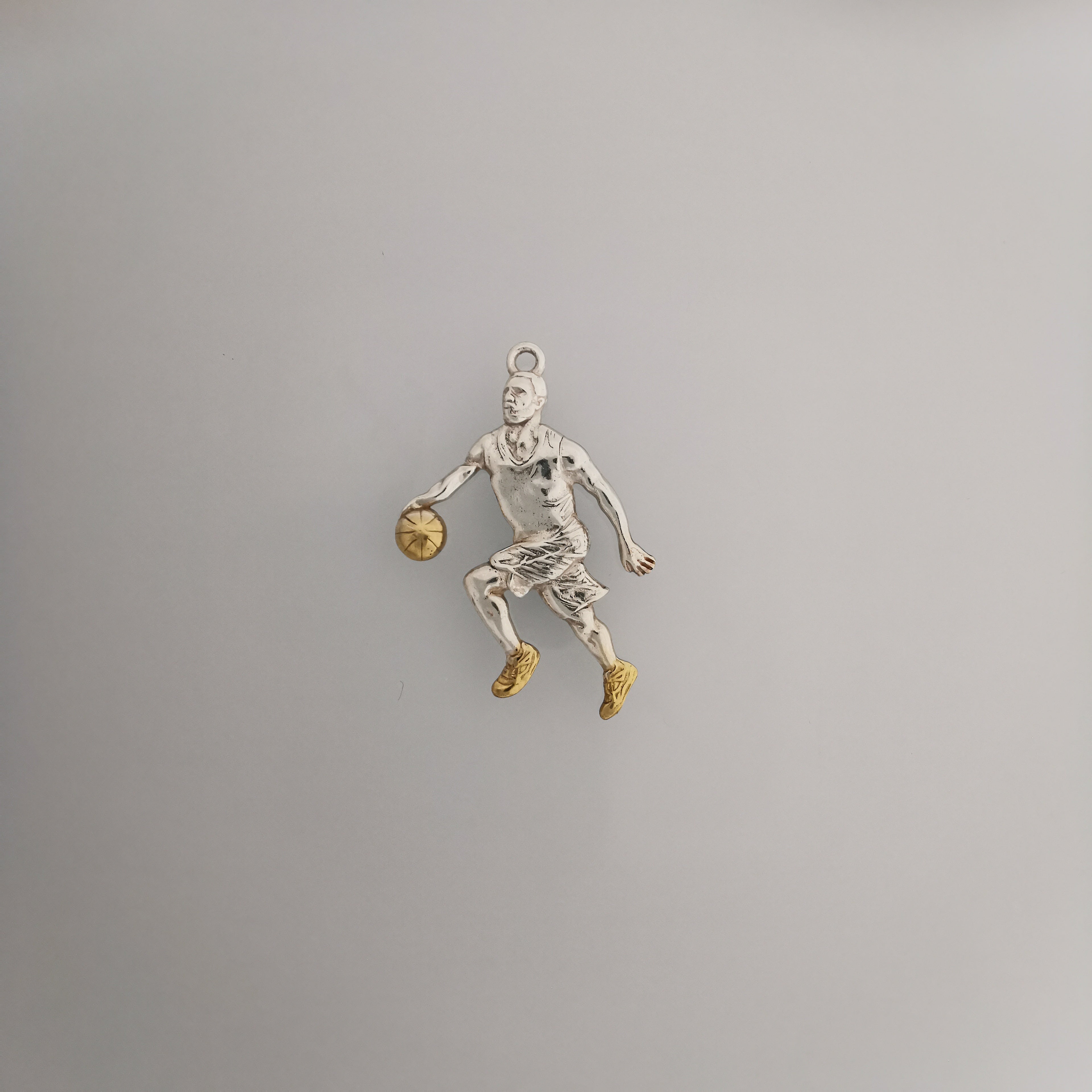 Баскетбол – Мъжки спортен медальон от сребро 925 с оксидирано покритие – Ръчно изработено бижу талисман за баскетболисти и фенове – Идеален подарък за спортист, треньор или почитател – SSJ