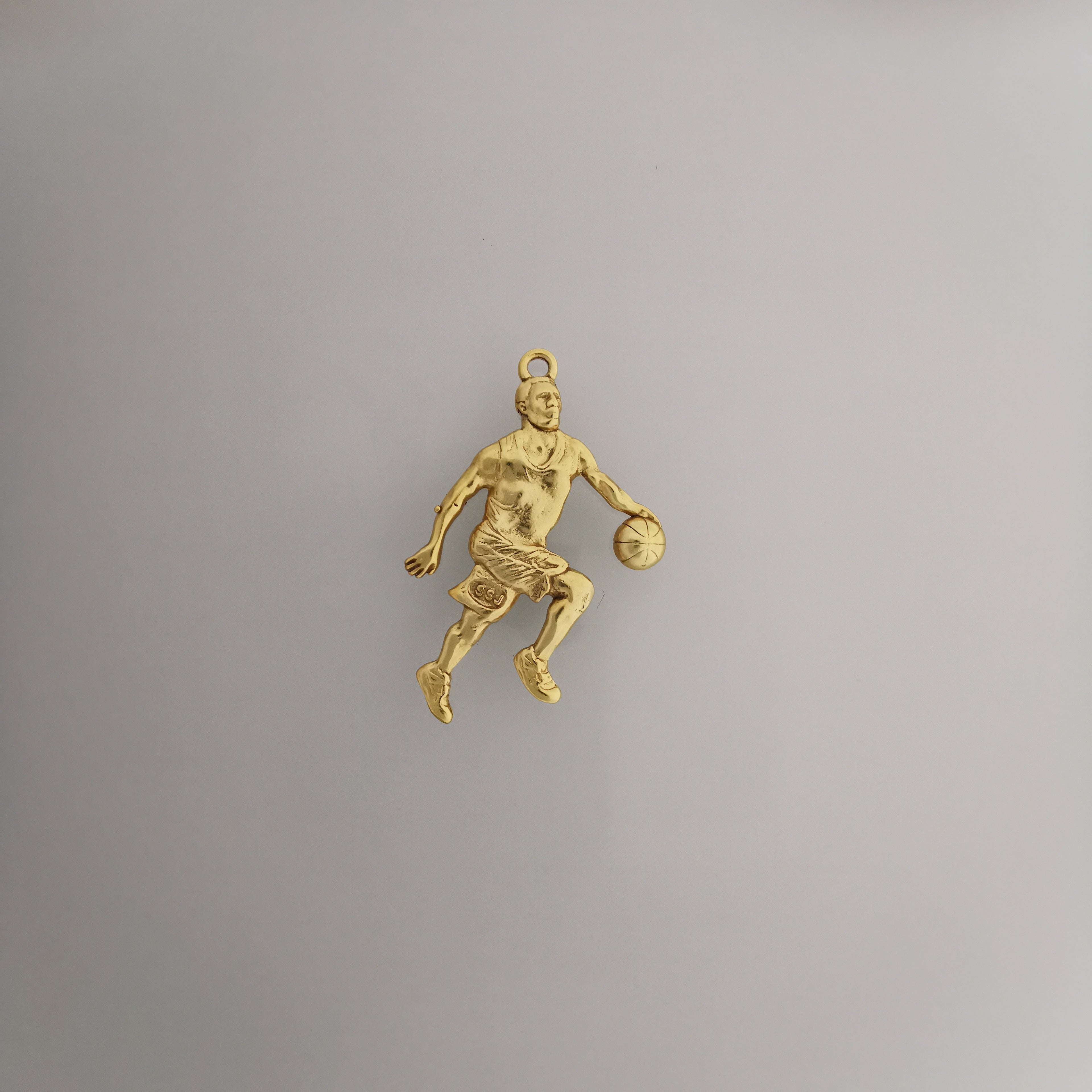 Баскетбол – Мъжки спортен медальон от сребро 925 с класическо полирано покритие – Ръчно изработено бижу талисман за баскетболисти и фенове – Идеален подарък за спортист, треньор или почитател – SSJ