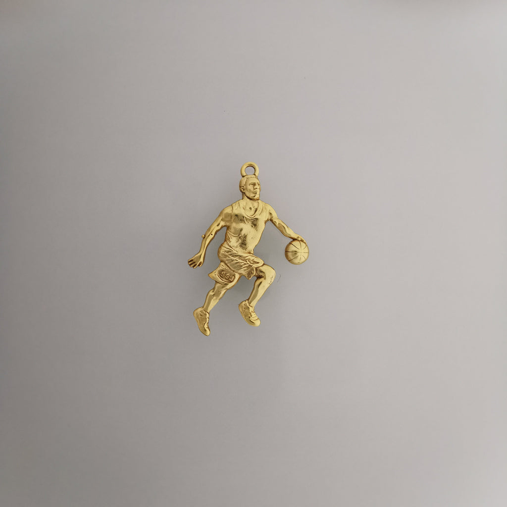 Баскетбол – Мъжки спортен медальон от сребро 925 с позлатено покритие – Ръчно изработено бижу талисман за баскетболисти и фенове – Идеален подарък за спортист, треньор или почитател – SSJ