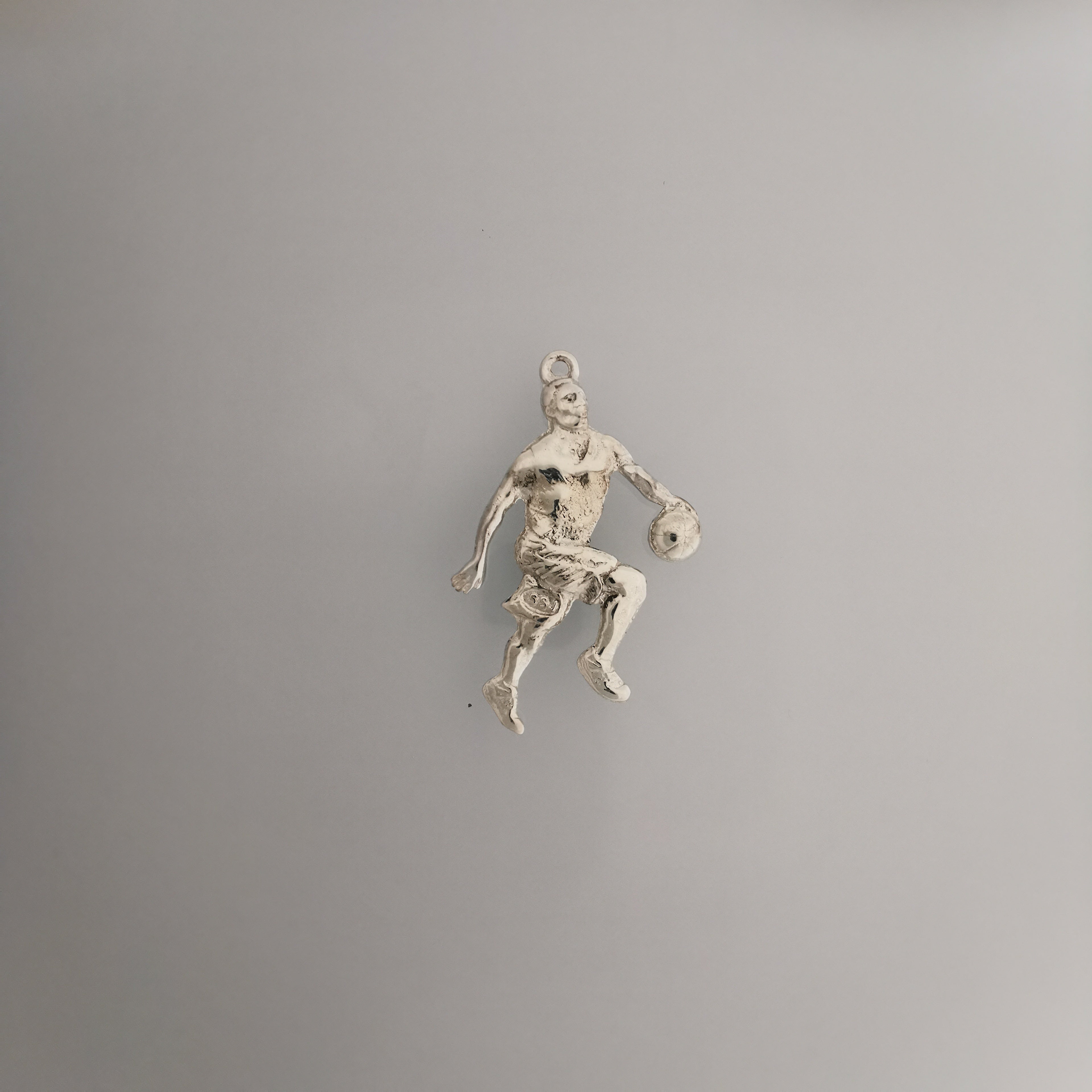 Баскетбол – Мъжки спортен медальон от сребро 925 с частично позлатено покритие – Ръчно изработено бижу талисман за баскетболисти и фенове – Идеален подарък за спортист, треньор или почитател – SSJ