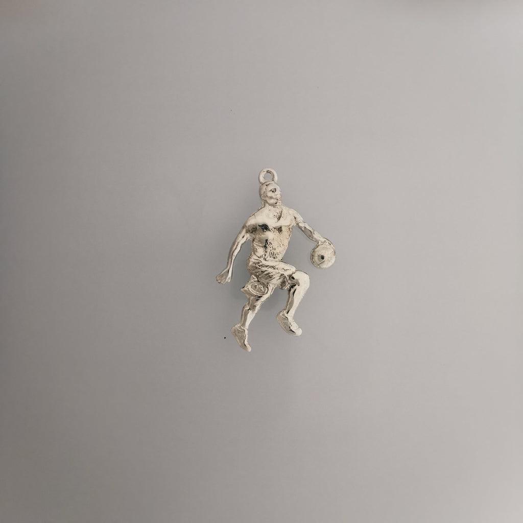 Баскетбол – Мъжки спортен медальон от сребро 925 с класическо полирано покритие – Ръчно изработено бижу талисман за баскетболисти и фенове – Идеален подарък за спортист, треньор или почитател – SSJ