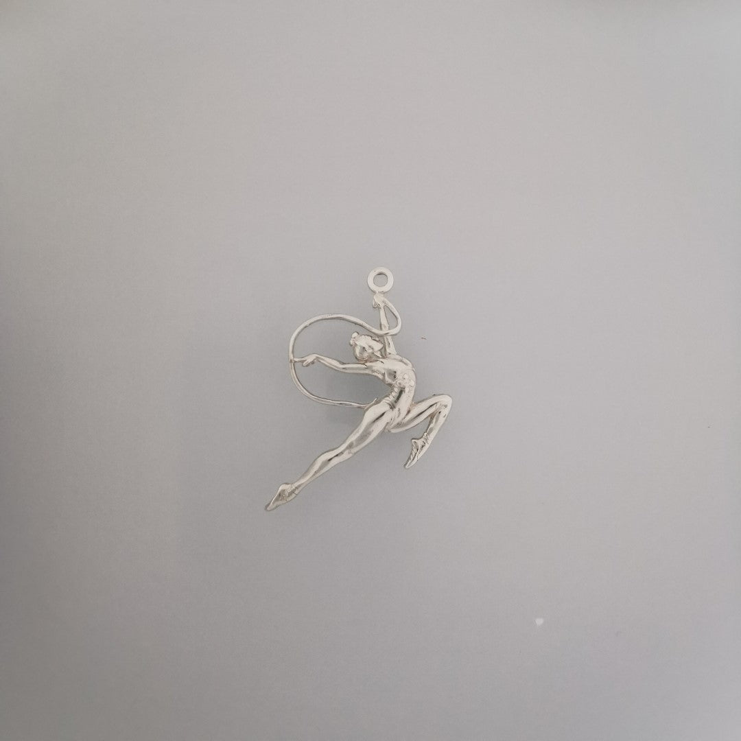 Художествена гимнастика (съчетание с лента) – Дамски спортен медальон от сребро 925 с оксидирано покритие – Ръчно изработено спортно бижу – Идеален подарък за жена, фенка на художествената гимнастика – SSJ