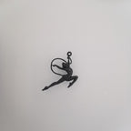 Художествена гимнастика (съчетание с лента) – Дамски спортен медальон от сребро 925 с оксидирано покритие – Ръчно изработено спортно бижу – Идеален подарък за жена, фенка на художествената гимнастика – SSJ