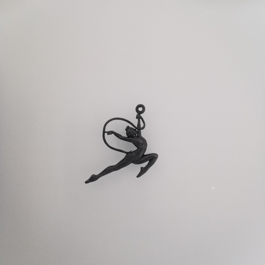 Художествена гимнастика (съчетание с лента) – Дамски спортен медальон от сребро 925 с оксидирано покритие – Ръчно изработено спортно бижу – Идеален подарък за жена, фенка на художествената гимнастика – SSJ