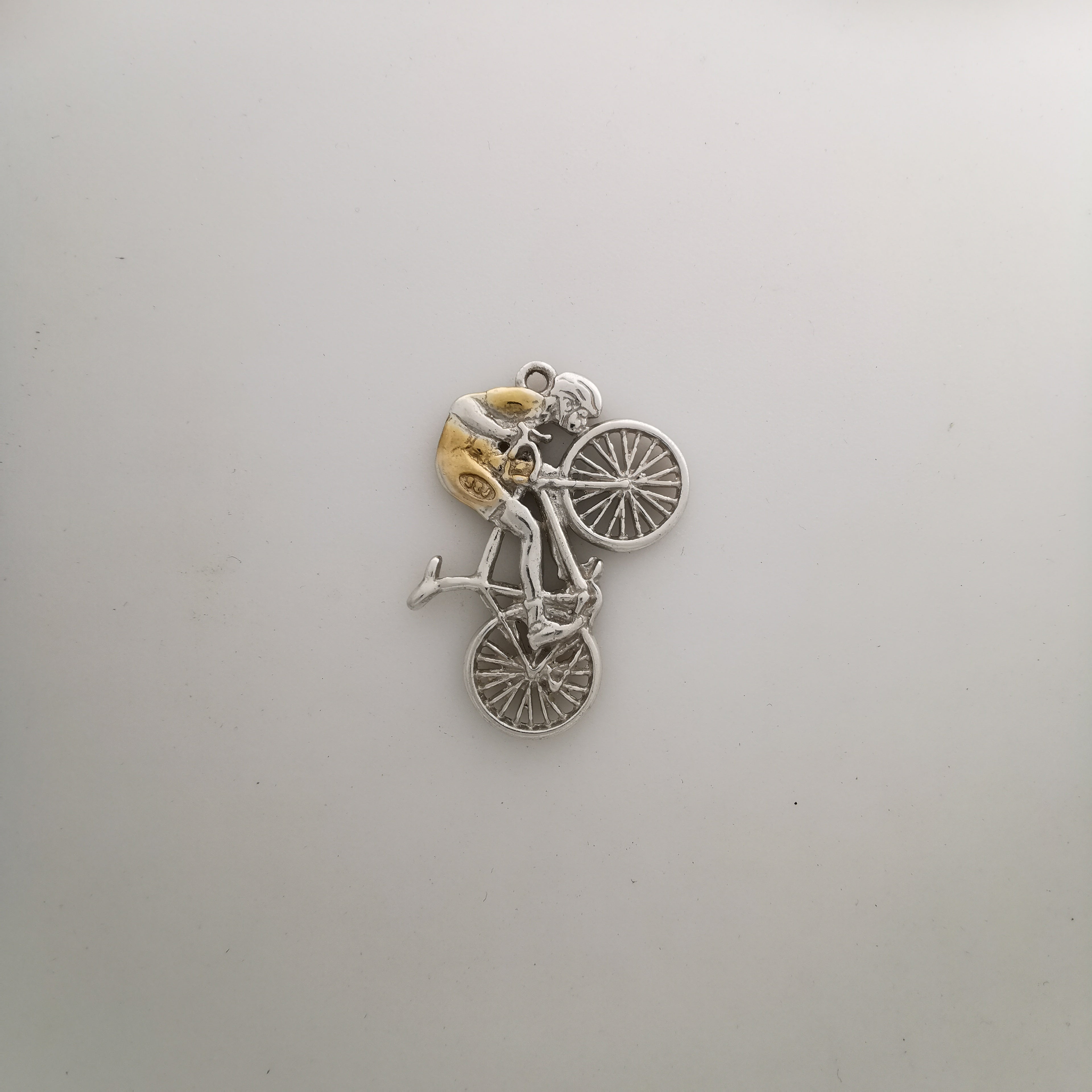 Колоездач – Мъжки спортен медальон от сребро 925 с позлатено покритие – Ръчно изработено бижу за шосейно колоездене – Символ на любовта към спорта – SSJ