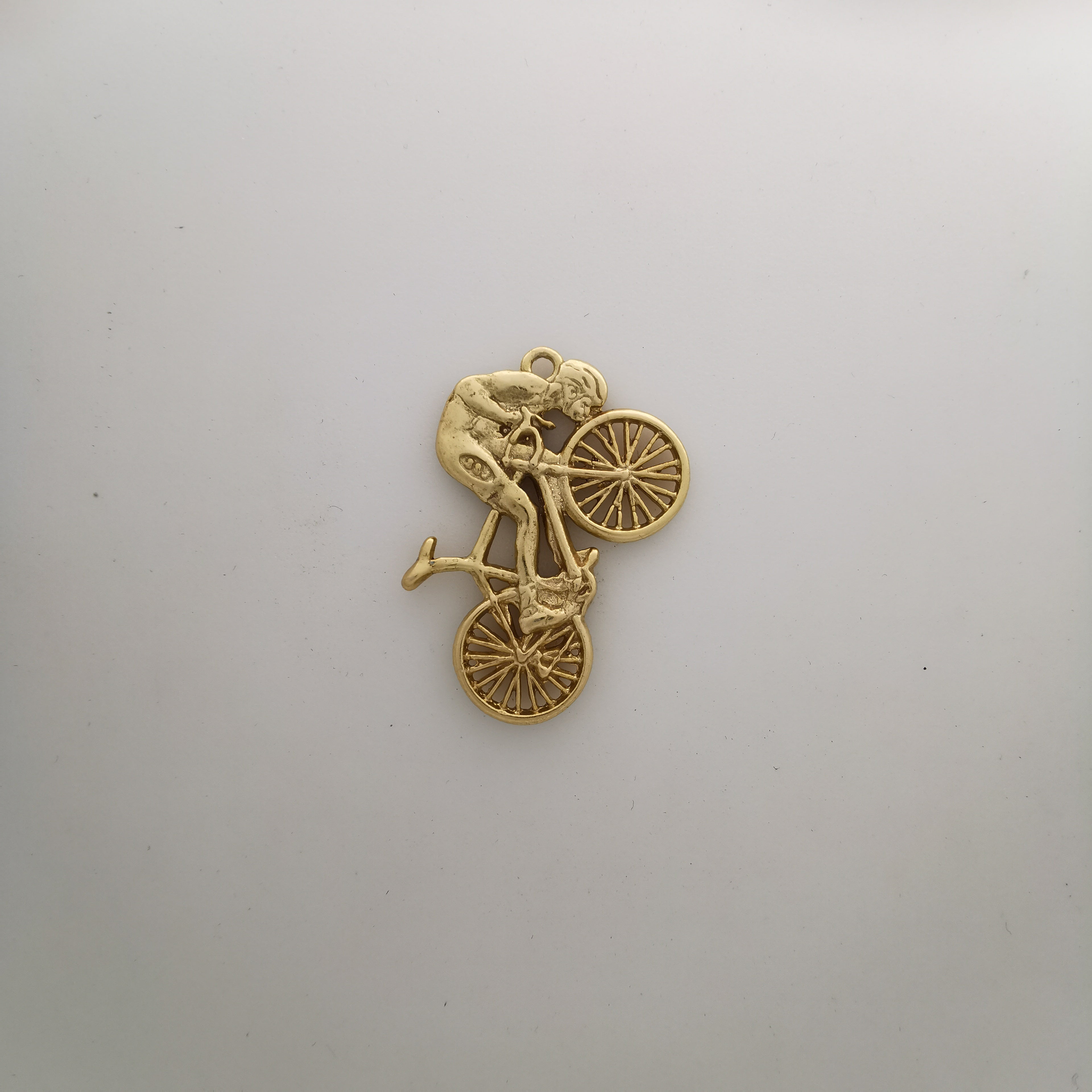 Колоездач – Мъжки спортен медальон от сребро 925 с позлатено покритие – Ръчно изработено бижу за шосейно колоездене – Символ на любовта към спорта – SSJ