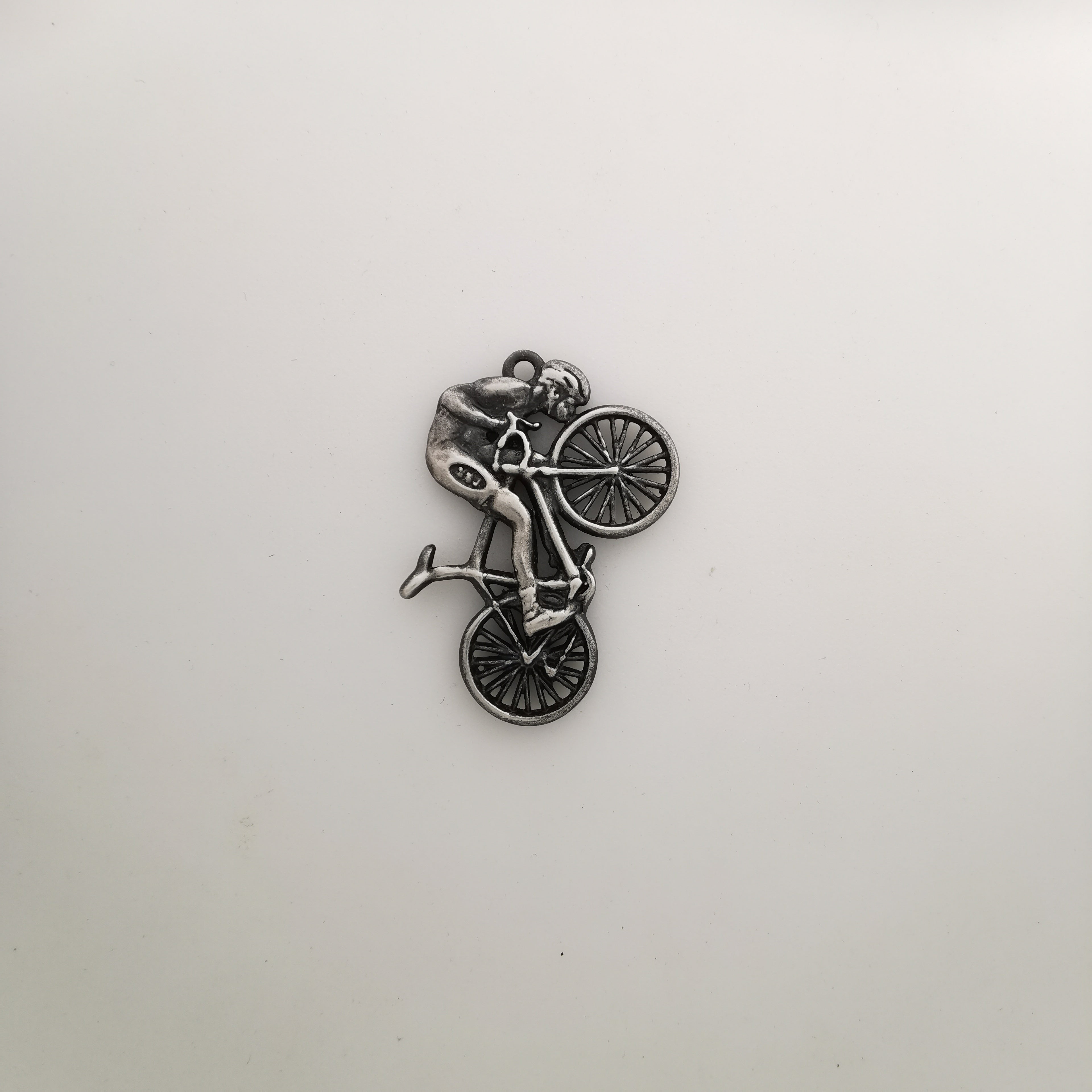 Колоездач – Мъжки спортен медальон от сребро 925 с позлатено покритие – Ръчно изработено бижу за шосейно колоездене – Символ на любовта към спорта – SSJ