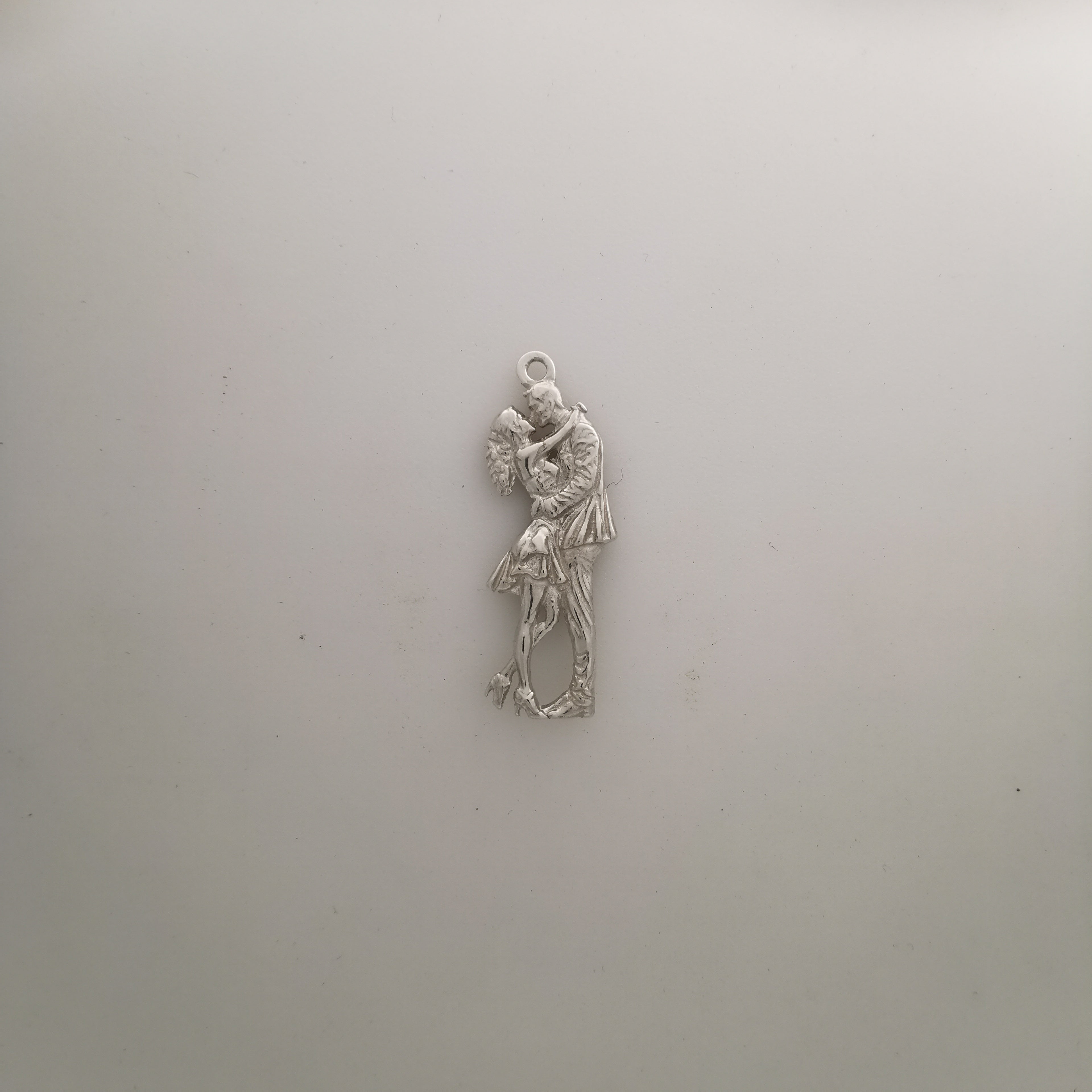 Танго – Унисекс спортен медальон в класическо сребро – Сребро 925 – Ръчно изработено спортно бижу – Идеален подарък за жена, фенка на тангото – SSJ