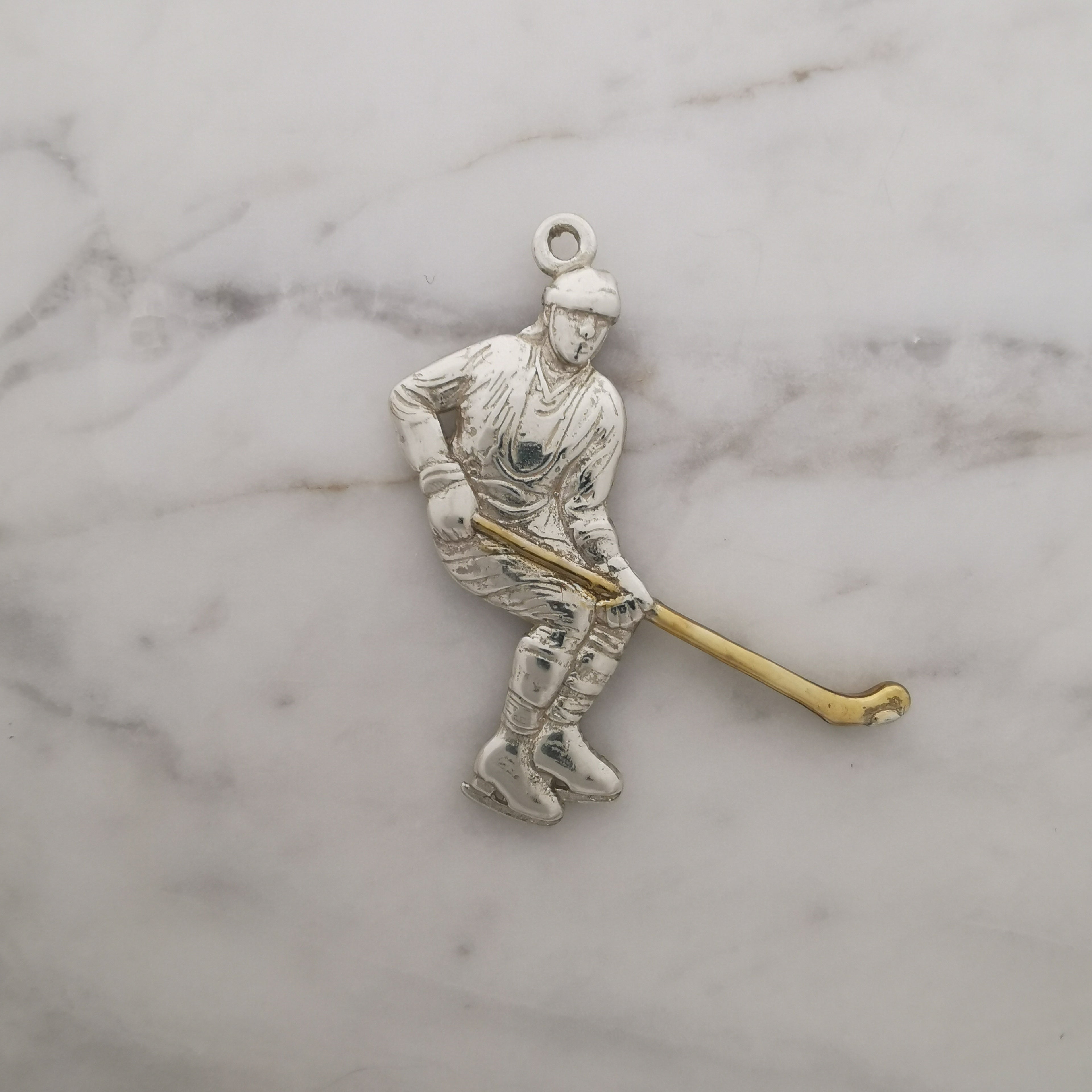 Хокеист – Мъжки спортен медальон от сребро 925 с винтидж покритие – Ръчно изработено спортно бижу – Идеален подарък за мъж, фен на хокея – SSJ