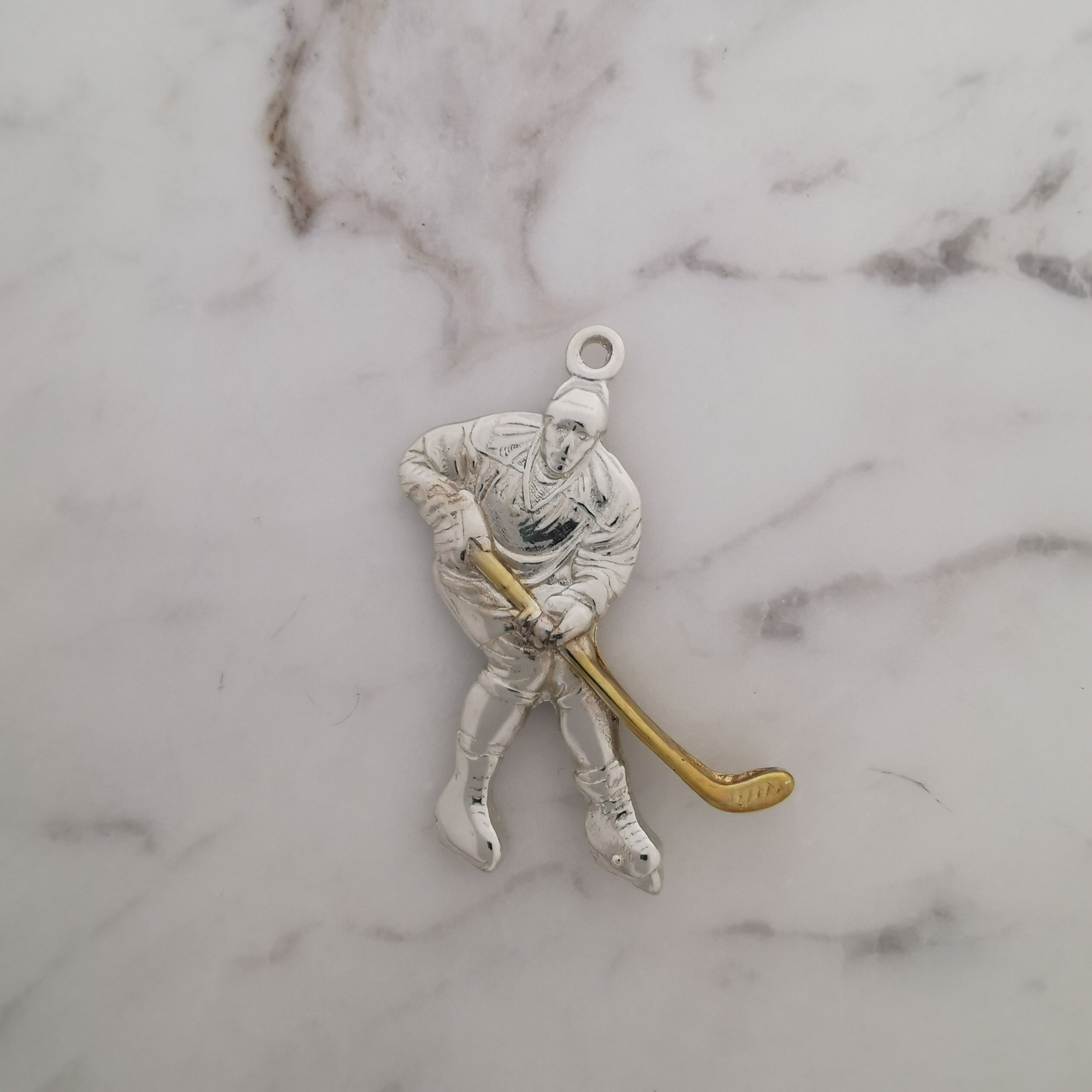 Хокеист (удар с шайба) – Мъжки спортен медальон от сребро 925 с частично позлатено покритие – Ръчно изработено спортно бижу – Идеален подарък за мъж, фен на хокея – SSJ