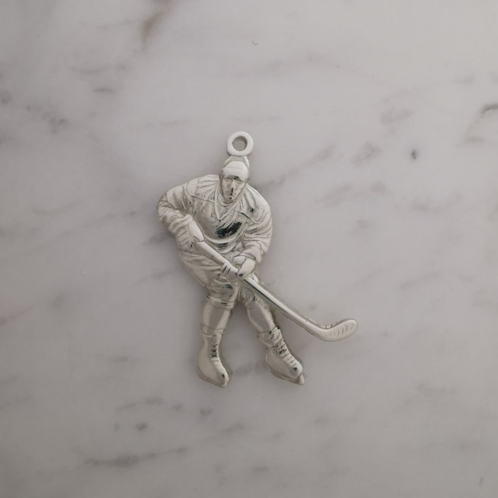 Хокеист (удар с шайба) – Мъжки спортен медальон от сребро 925 с оксидирано покритие – Ръчно изработено спортно бижу – Идеален подарък за мъж, фен на хокея – SSJ