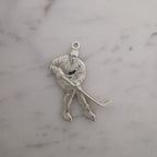 Хокеист (удар с шайба) – Мъжки спортен медальон от сребро 925 с класическо покритие – Ръчно изработено спортно бижу – Идеален подарък за мъж, фен на хокея – SSJ