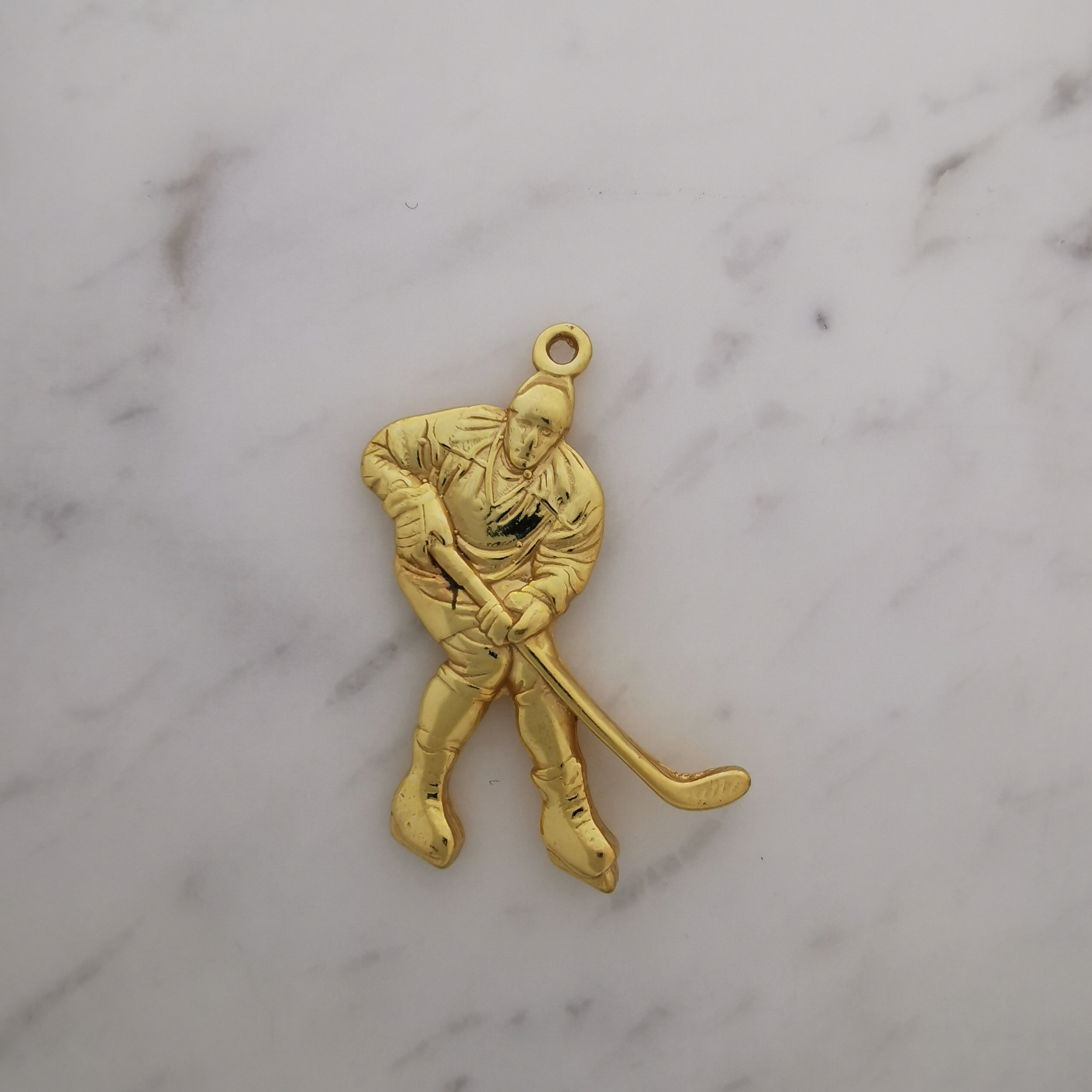 Хокеист (удар с шайба) – Мъжки спортен медальон от сребро 925 с винтидж покритие – Ръчно изработено спортно бижу – Идеален подарък за мъж, фен на хокея – SSJ