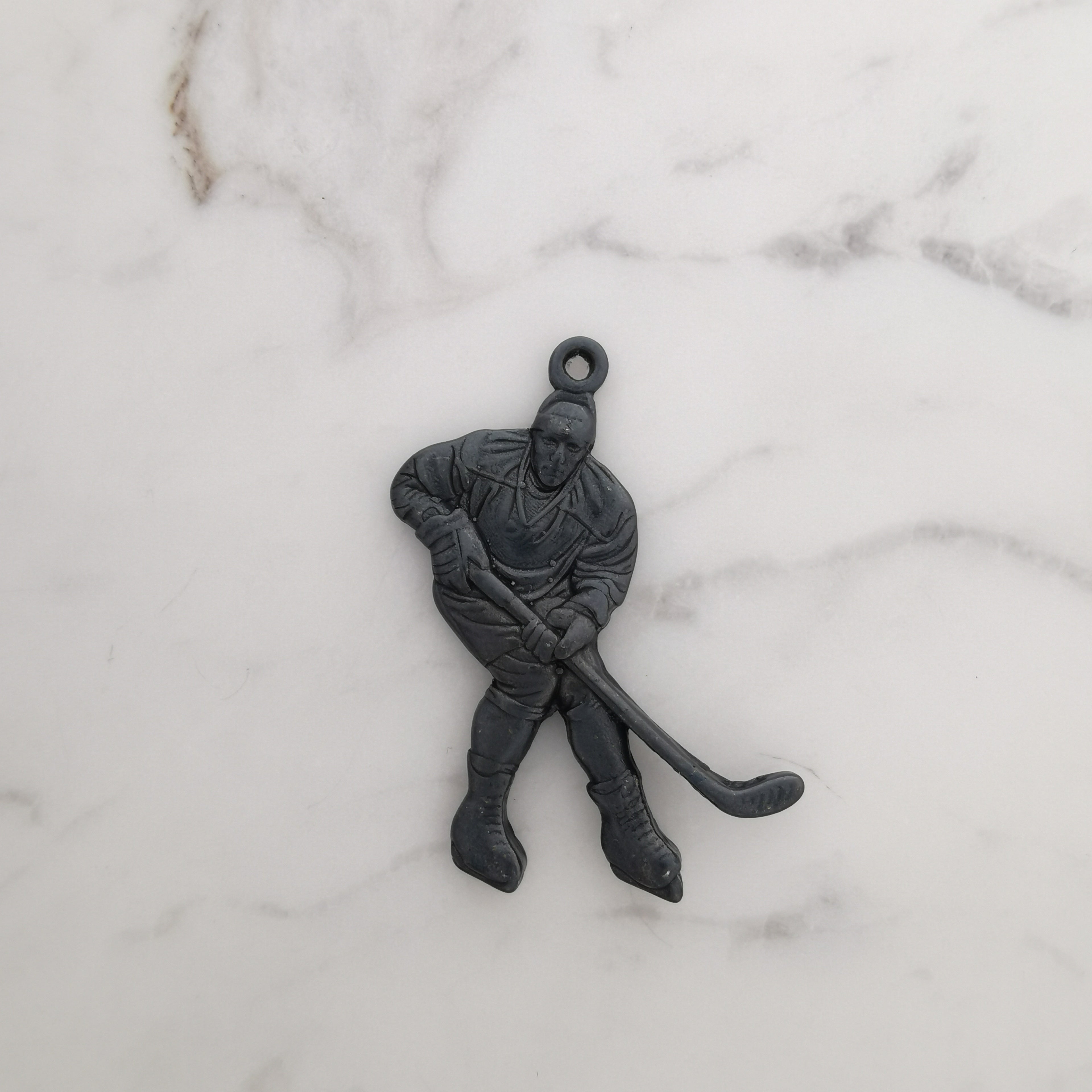 Хокеист (удар с шайба) – Мъжки спортен медальон от сребро 925 с оксидирано покритие – Ръчно изработено спортно бижу – Идеален подарък за мъж, фен на хокея – SSJ