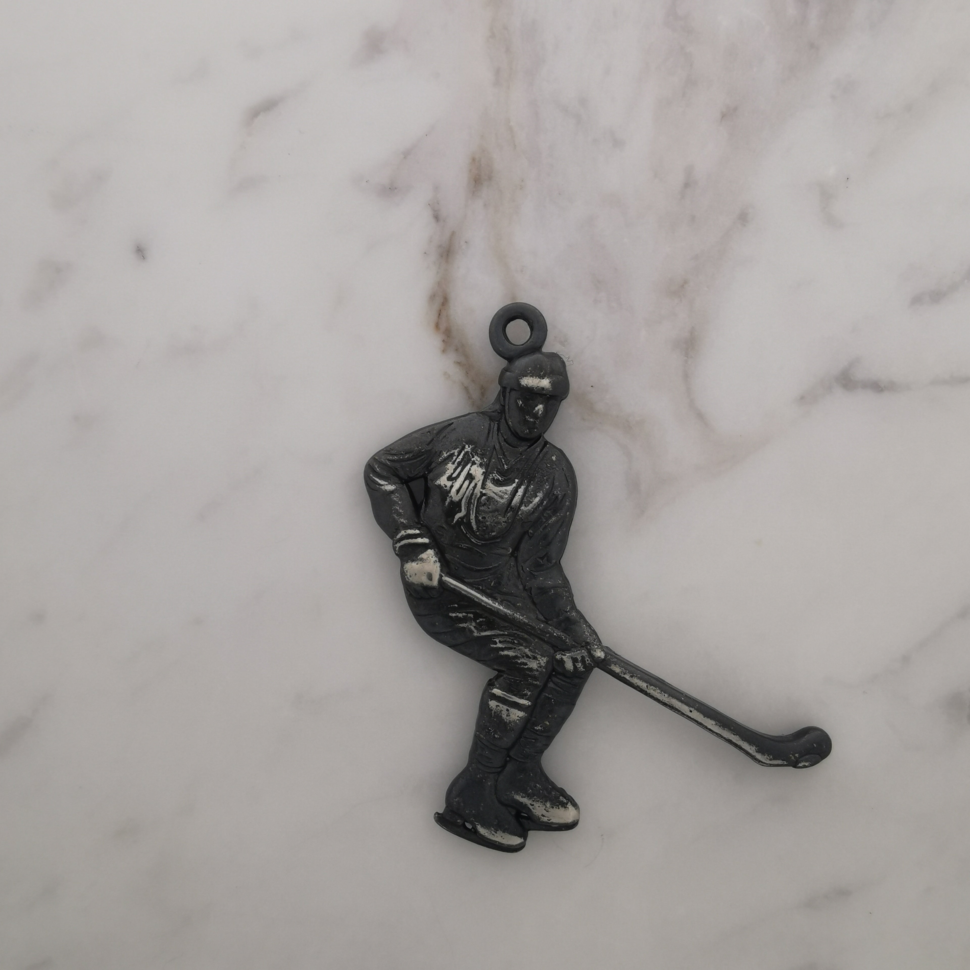 Хокеист – Мъжки спортен медальон от сребро 925 с класическо покритие – Ръчно изработено спортно бижу – Идеален подарък за мъж, фен на хокея – SSJ