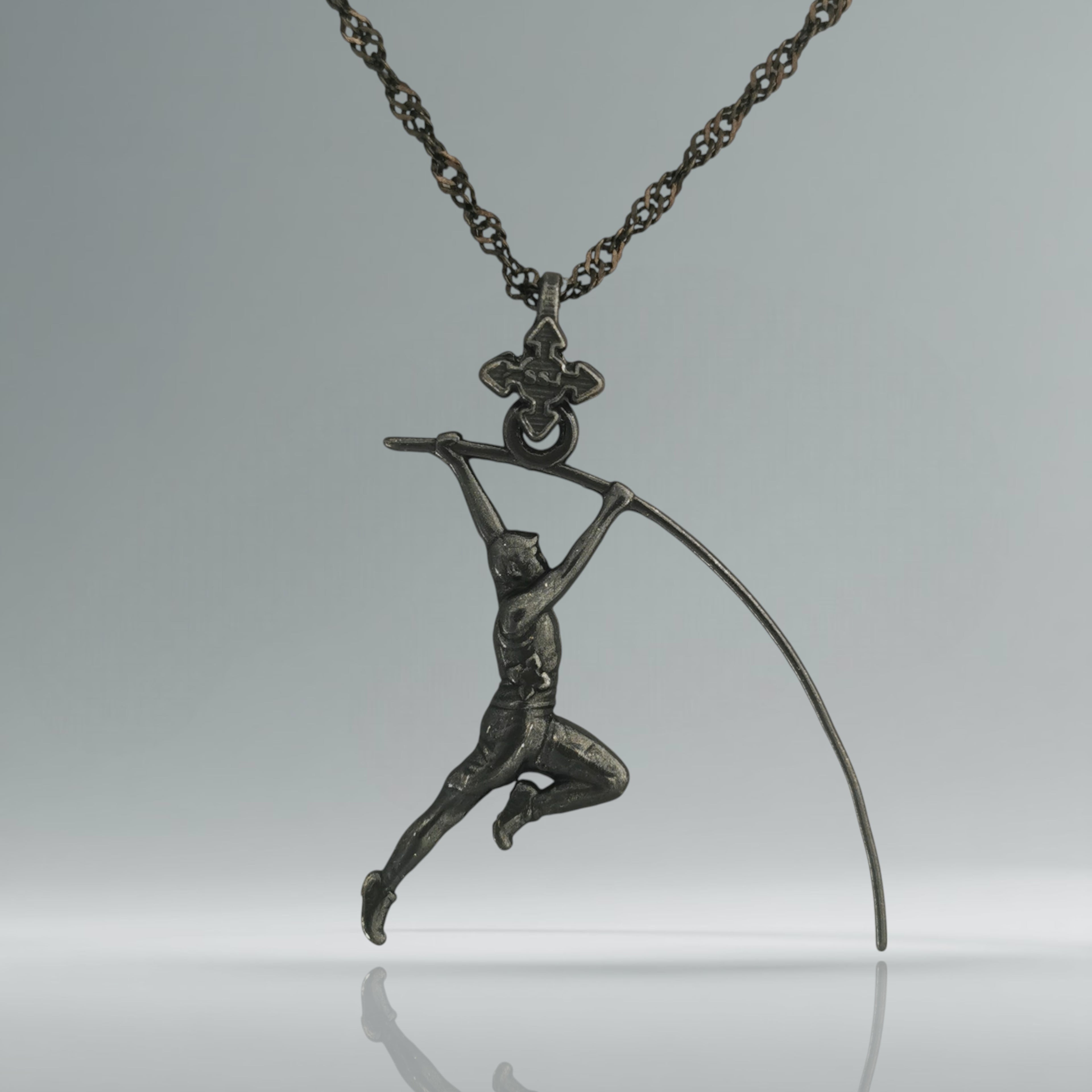 Овчарски скок – Мъжки спортен медальон от сребро 925 с оксидирано покритие – Ръчно изработено спортно бижу – Идеален подарък за мъж, фен на леката атлетика – SSJ