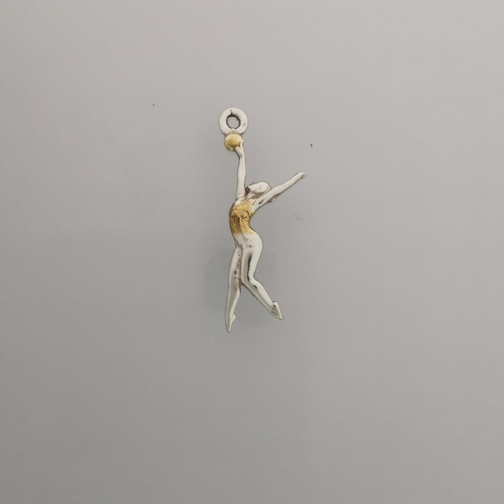 Художествена гимнастика (съчетание с топка) – Дамски спортен медальон от сребро 925 с частично позлатено покритие – Ръчно изработено спортно бижу – Идеален подарък за жена, фенка на художествената гимнастика – SSJ