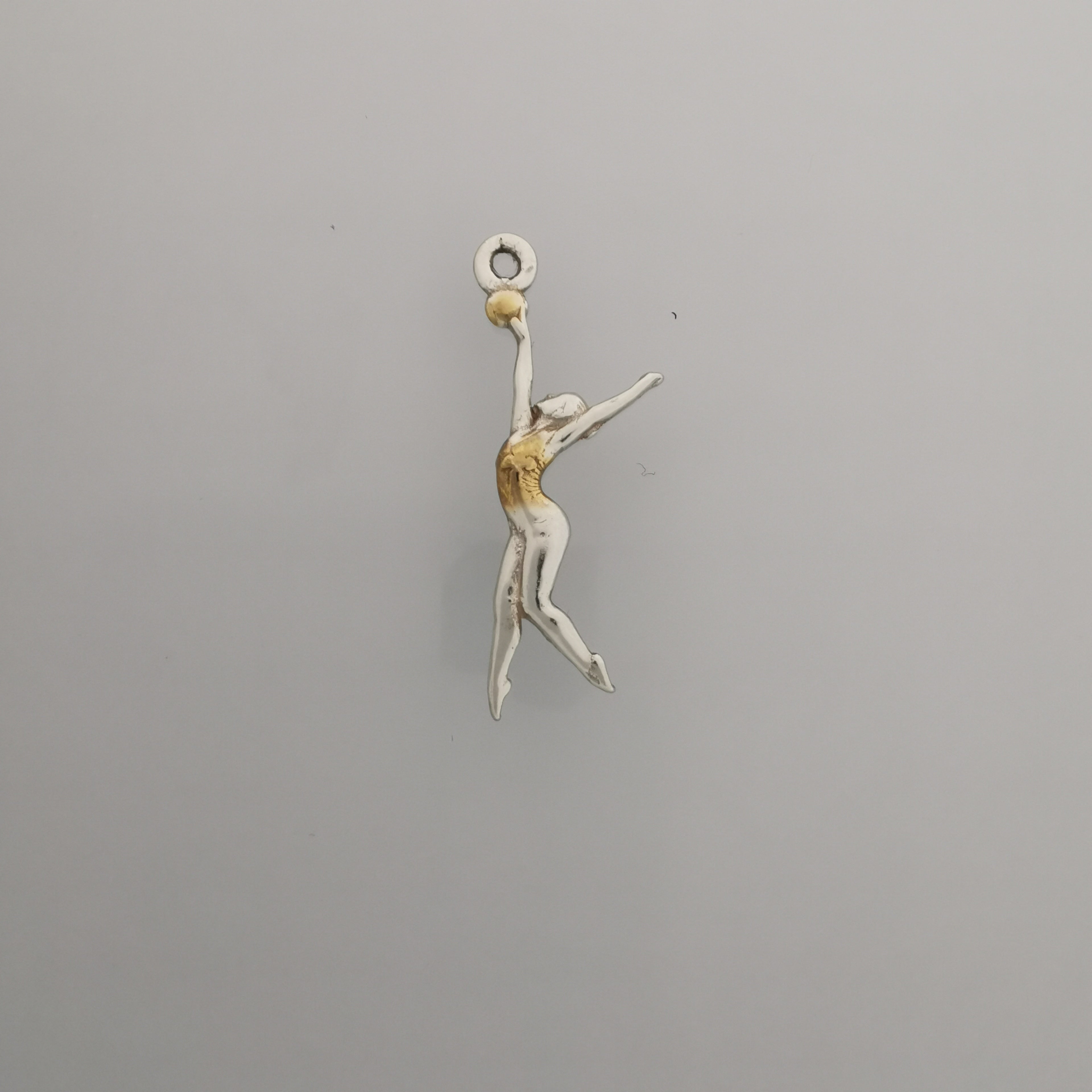 Художествена гимнастика (съчетание с топка) – Дамски спортен медальон от сребро 925 с позлатено покритие – Ръчно изработено спортно бижу – Идеален подарък за жена, фенка на художествената гимнастика – SSJ