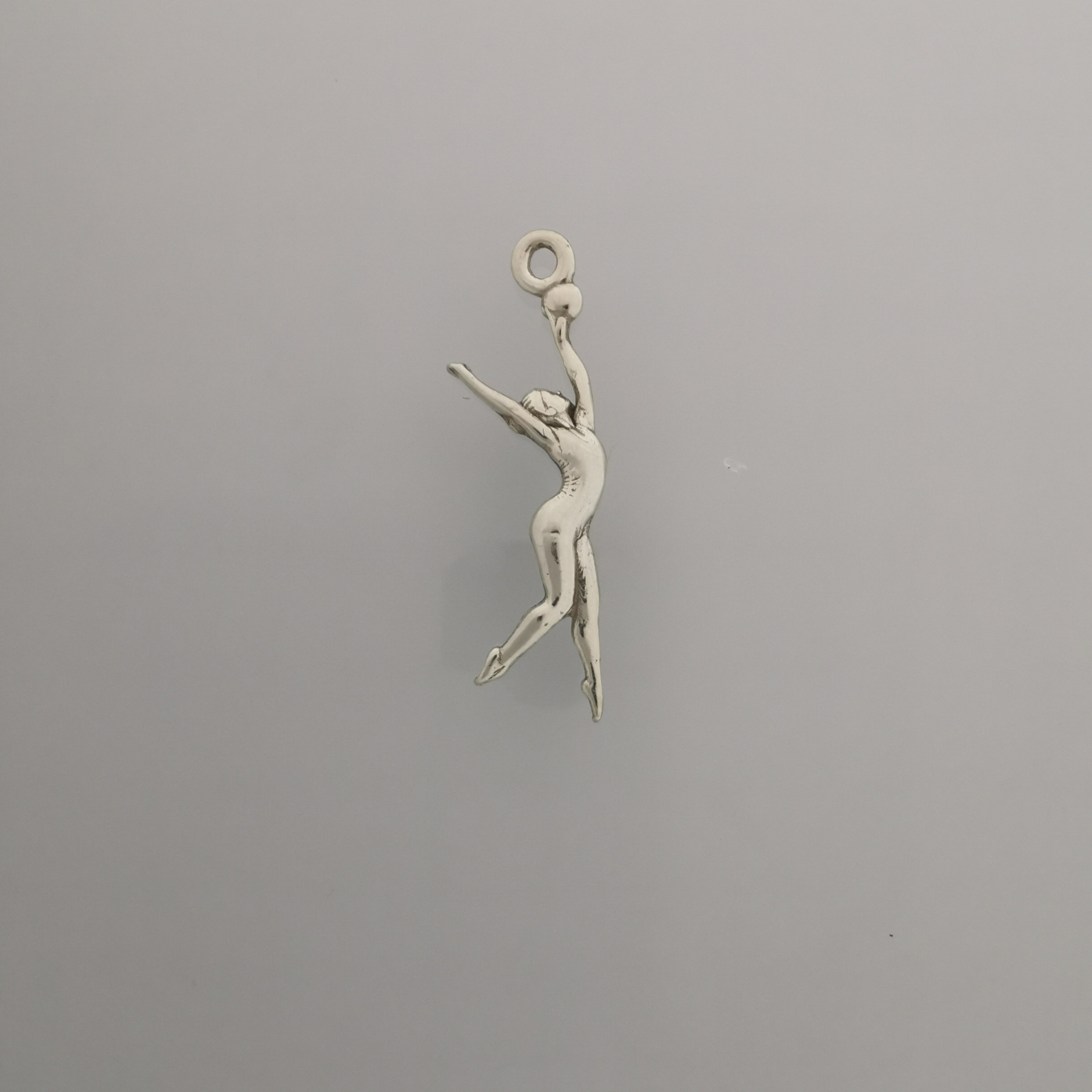 Художествена гимнастика (съчетание с топка) – Дамски спортен медальон от сребро 925 в класическо сребро – Ръчно изработено спортно бижу – Идеален подарък за жена, фенка на художествената гимнастика – SSJ